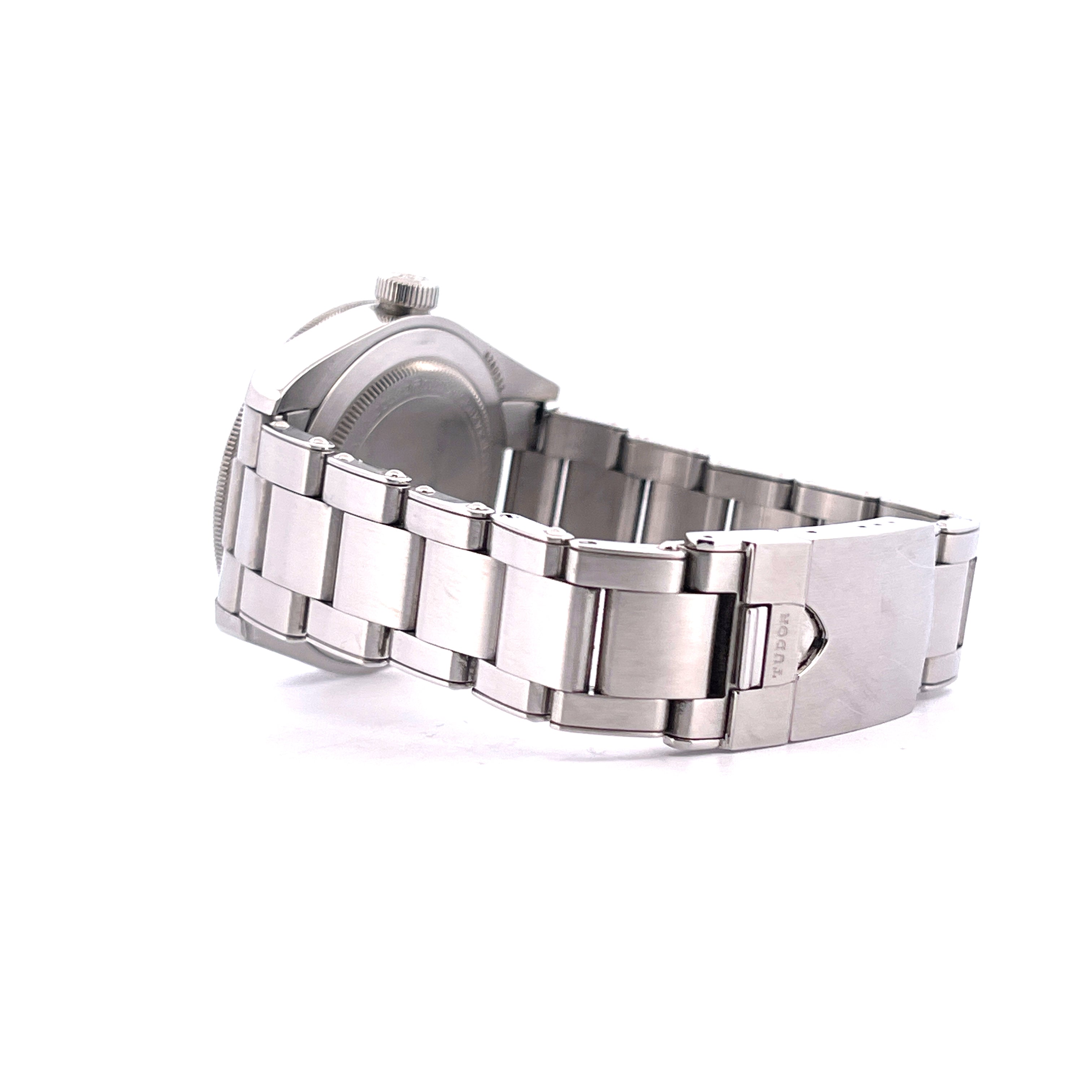 Seitenansicht einer Tudor Black Bay Fifty-Eight Blue aus Edelstahl mit geschlossenem Armband und Schließe