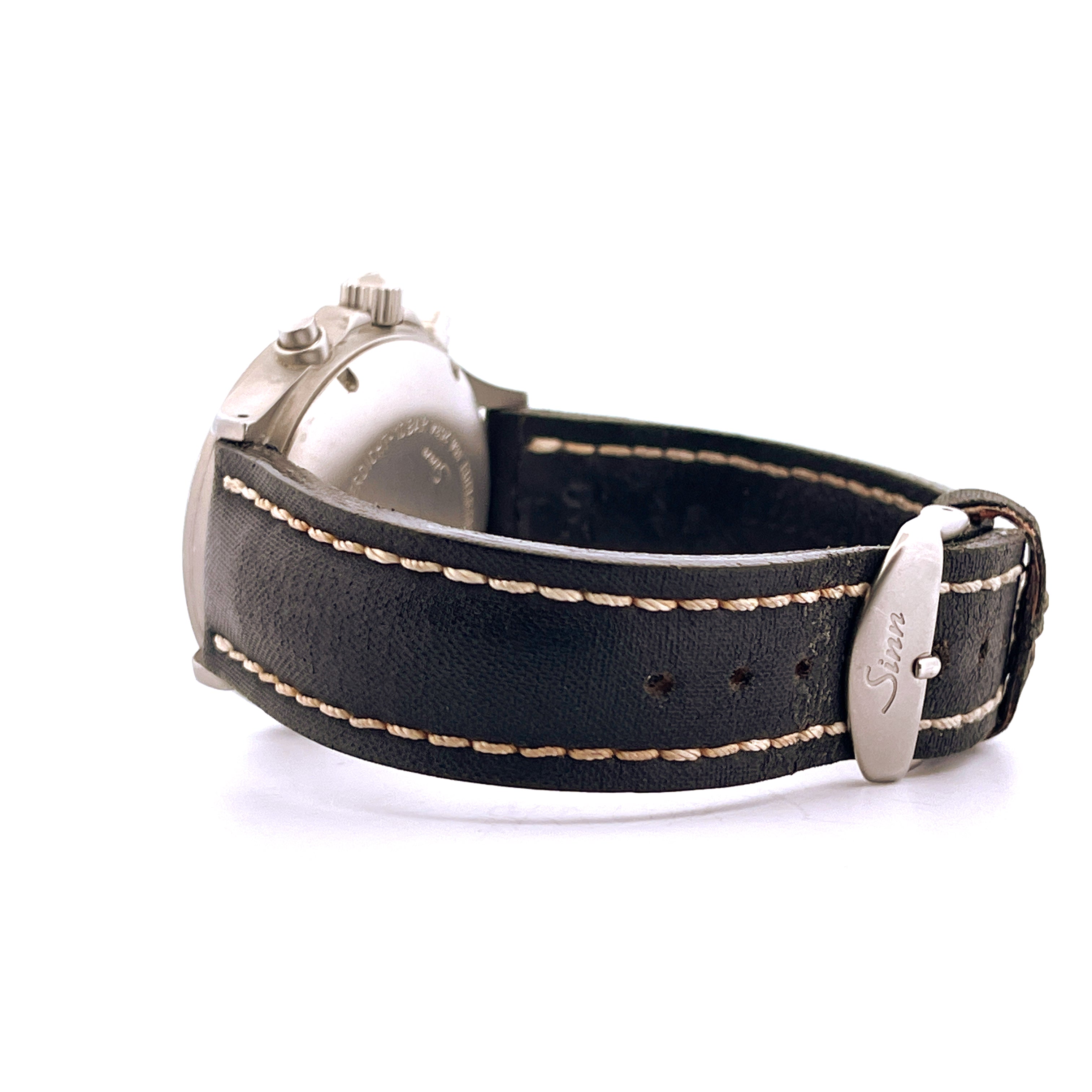 Seitenansicht einer Sinn Flieger 356 Day Date mit schwarzem Lederarmband und Metallschnalle