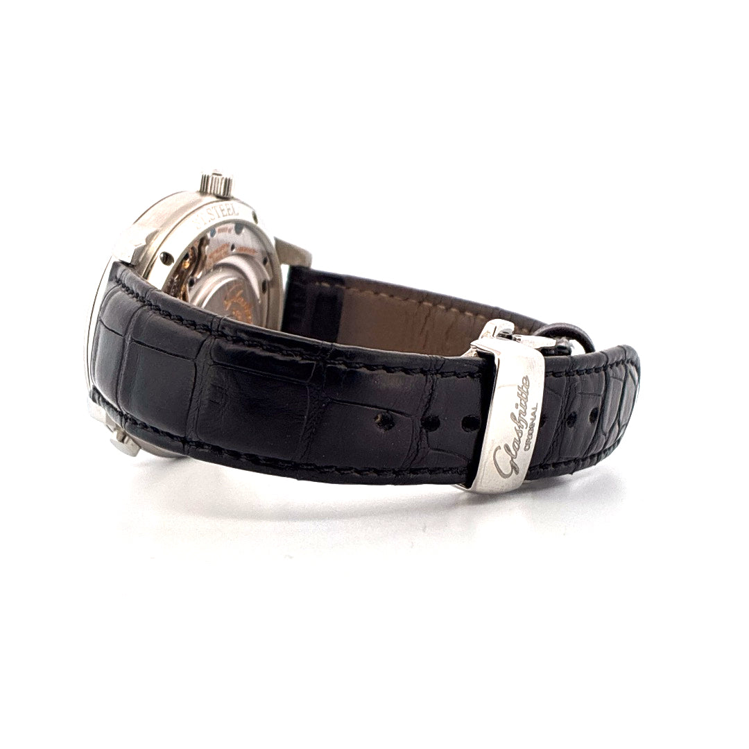 Seitenansicht eines Glashütte Original PanoMatic Venue Gehäuses mit schwarzem Krokolederarmband und Schließe