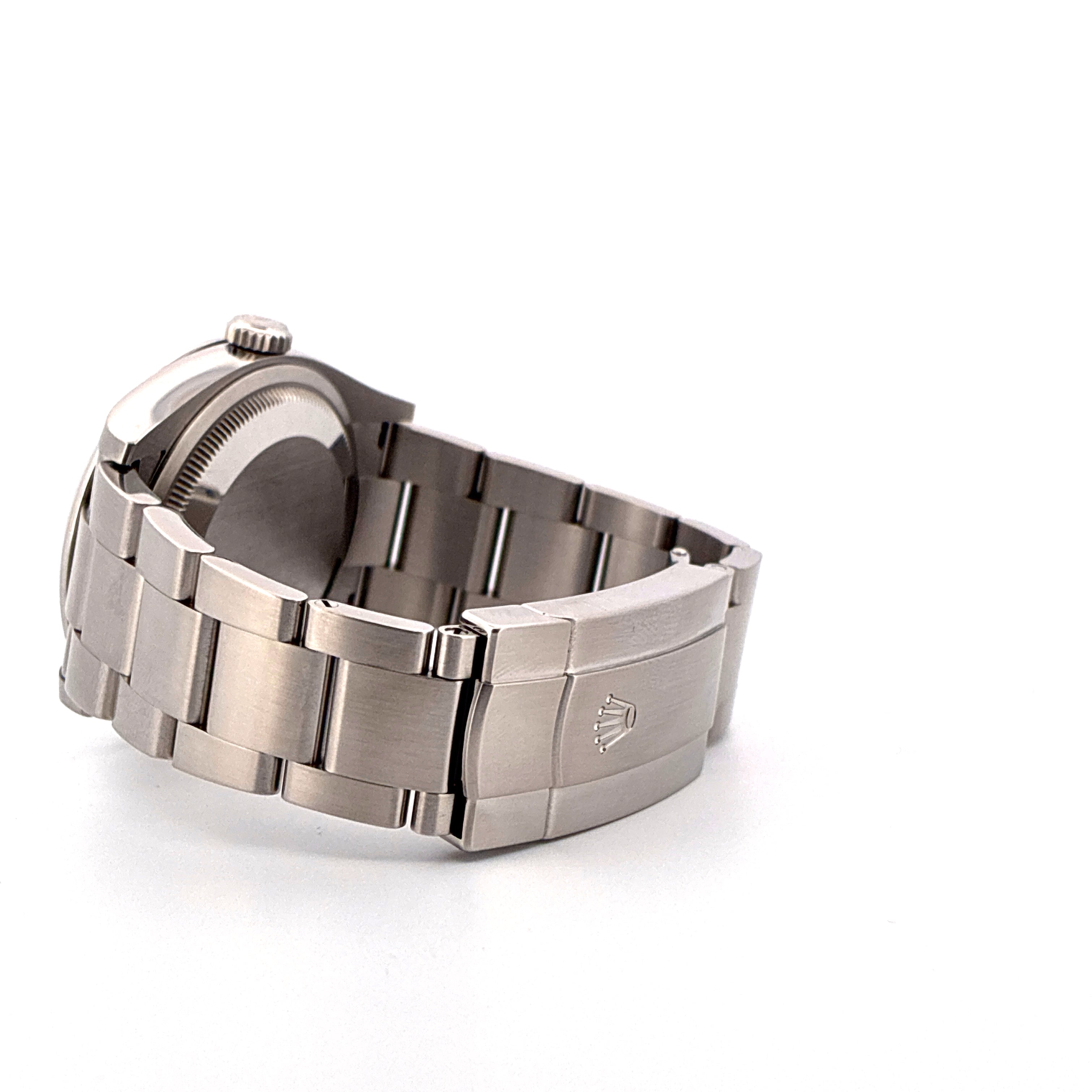 Seitenansicht einer Rolex Oyster Perpetual 36 Stahl mit Schließe und Band im Detail auf weißem Hintergrund