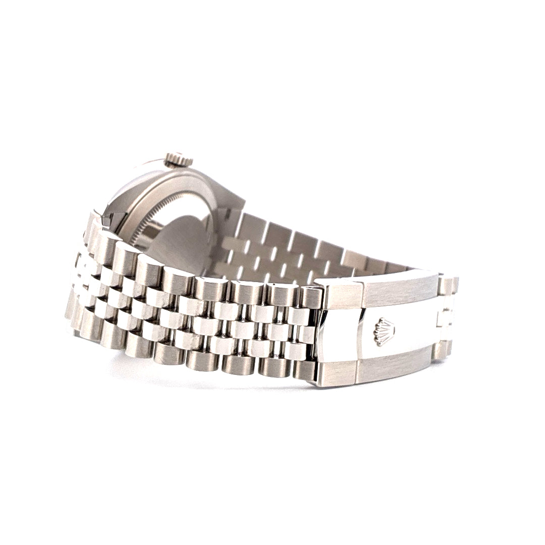Rolex Datejust 41 Edelstahl-Armband mit weißgoldener Faltschließe im Seitenprofil vor weißem Hintergrund