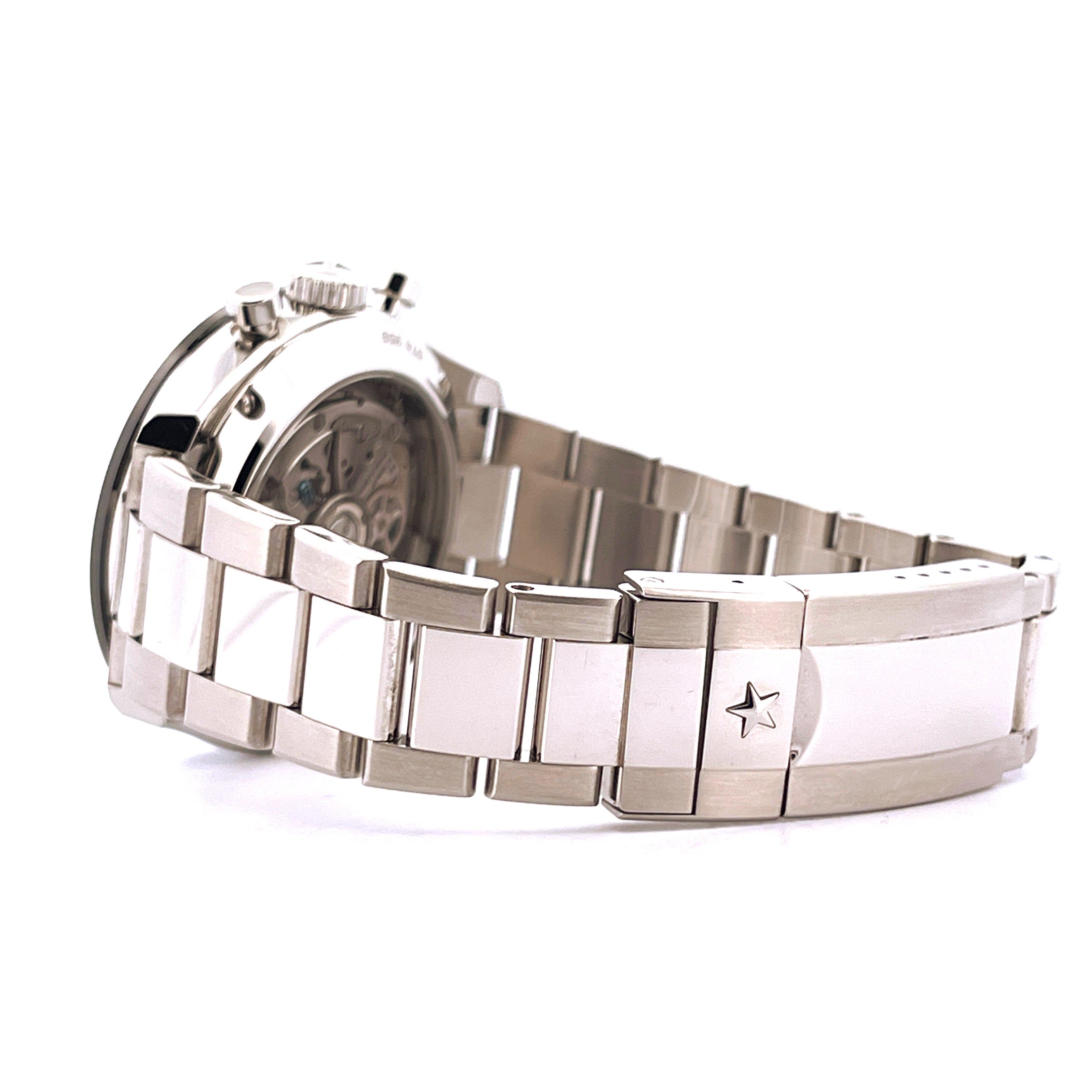 Seitenansicht einer Zenith Chronomaster Sport Uhr mit Edelstahlarmband und Zenith-Stern-Logo auf der Schließe