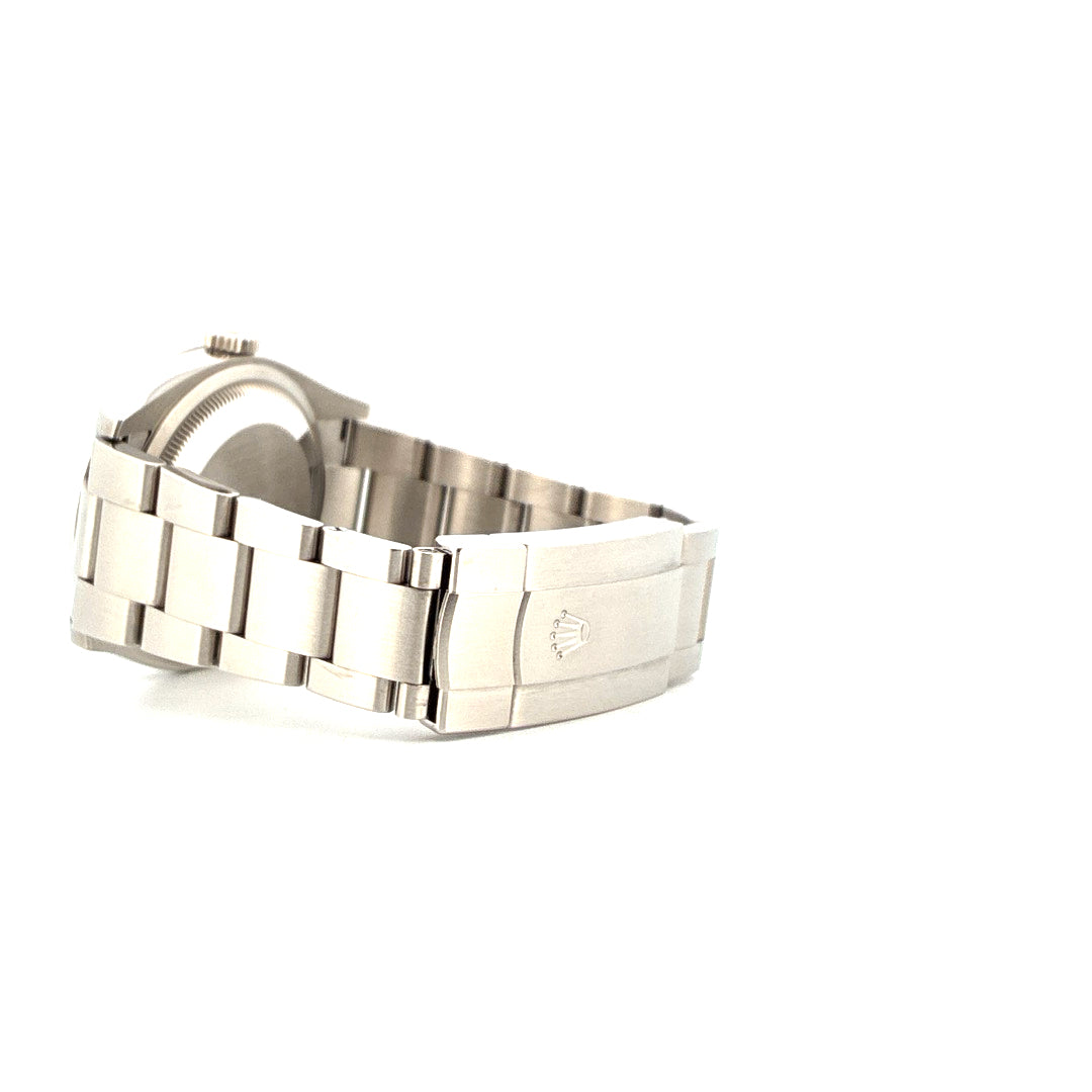 Seitenansicht einer Rolex Oyster Perpetual 36 aus Edelstahl mit gelbem Zifferblatt