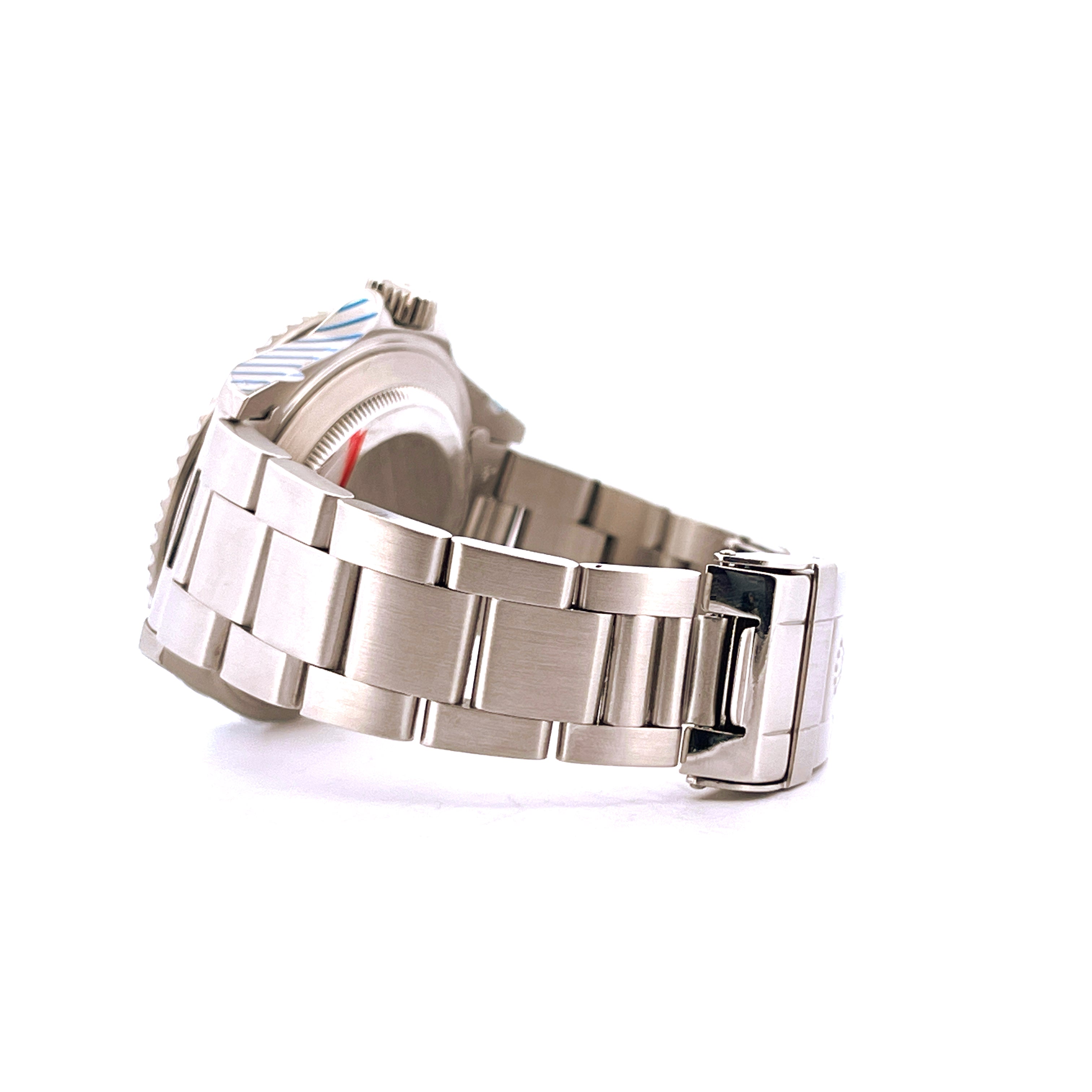 Rolex Submariner 14060M von der Seite mit Stahlarmband und Schließe auf weißem Hintergrund