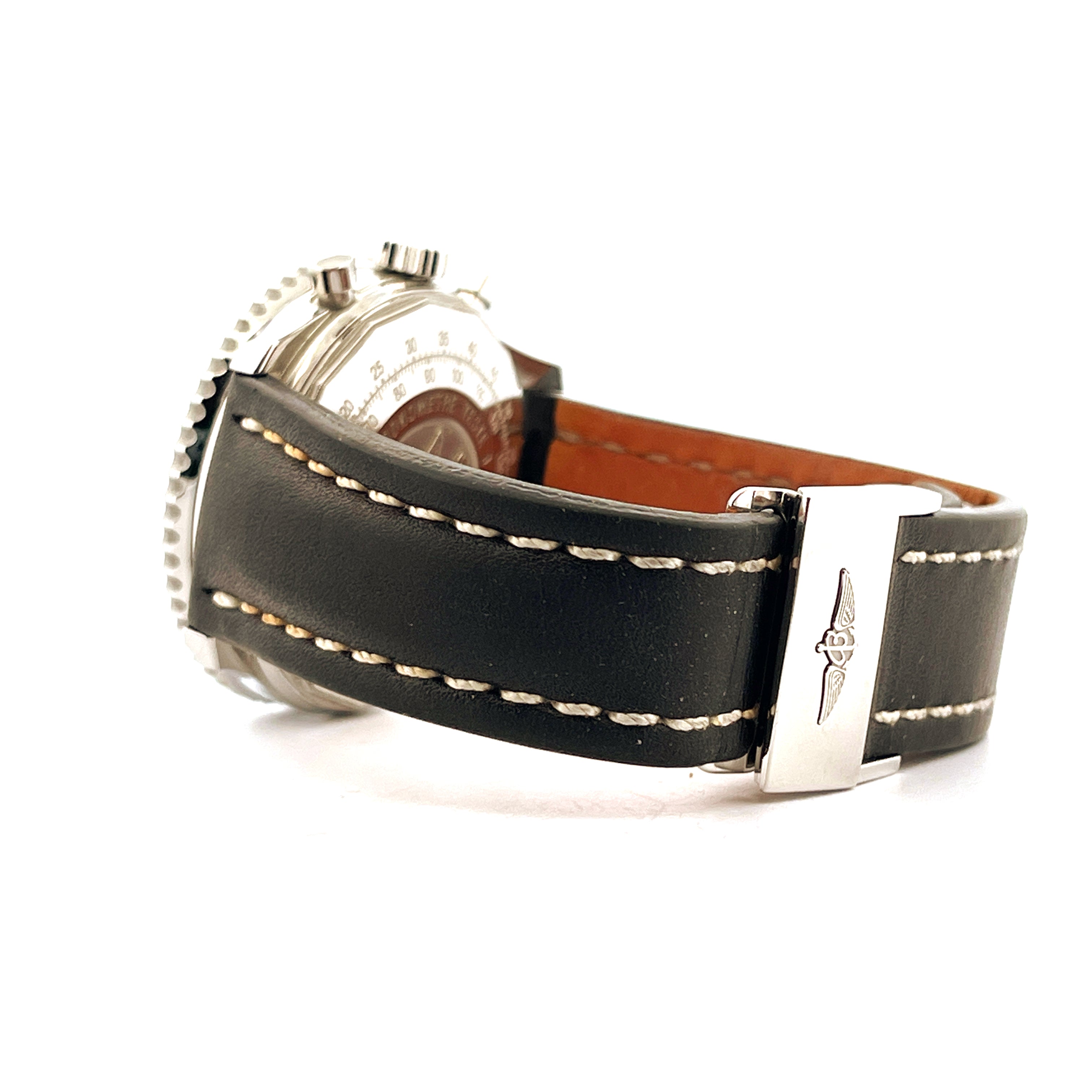 Breitling Navitimer B01 von der Seite mit schwarzem Lederarmband und charakteristischer Schließe