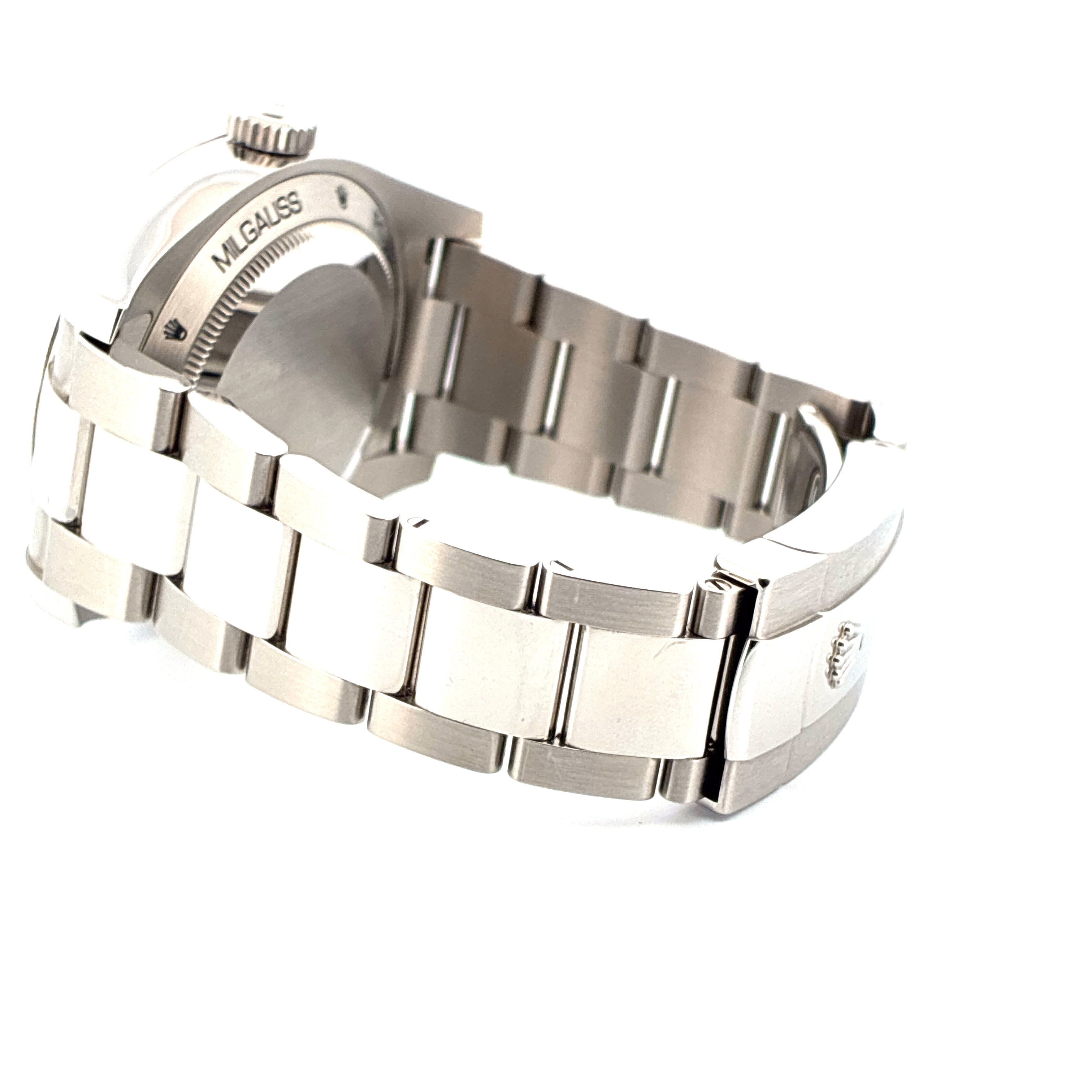 Seitenansicht einer Rolex Milgauss Uhr mit Stahlarmband und Schließe auf weißem Hintergrund
