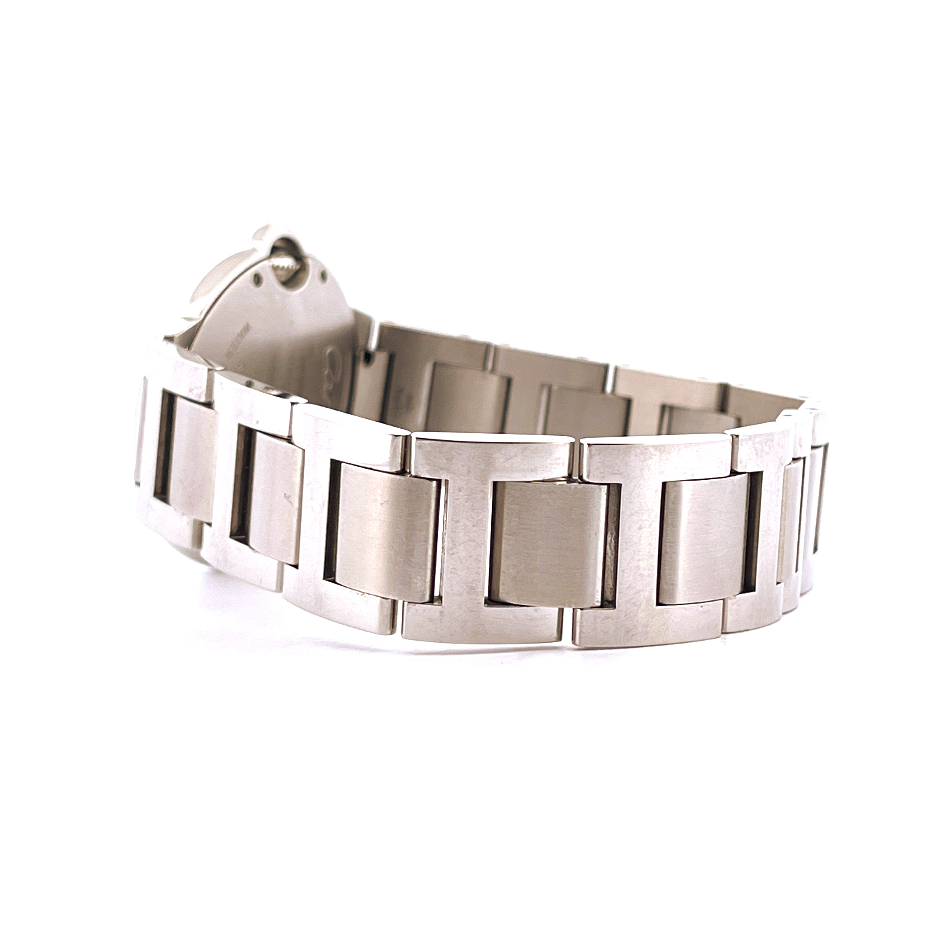 Cartier Ballon Bleu 3005 Armbanduhr aus Edelstahl in Seitenansicht vor weißem Hintergrund
