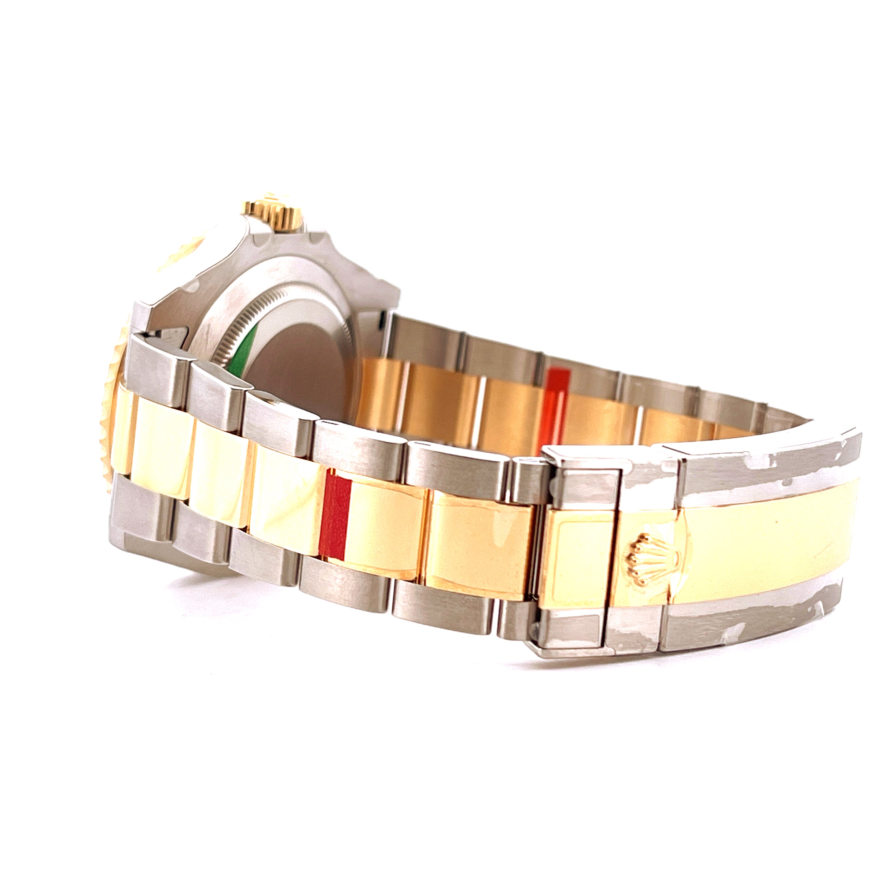 Seitenansicht einer Rolex Submariner Date 126613LB Bicolor Uhr mit einem Gold- und Stahlarmband