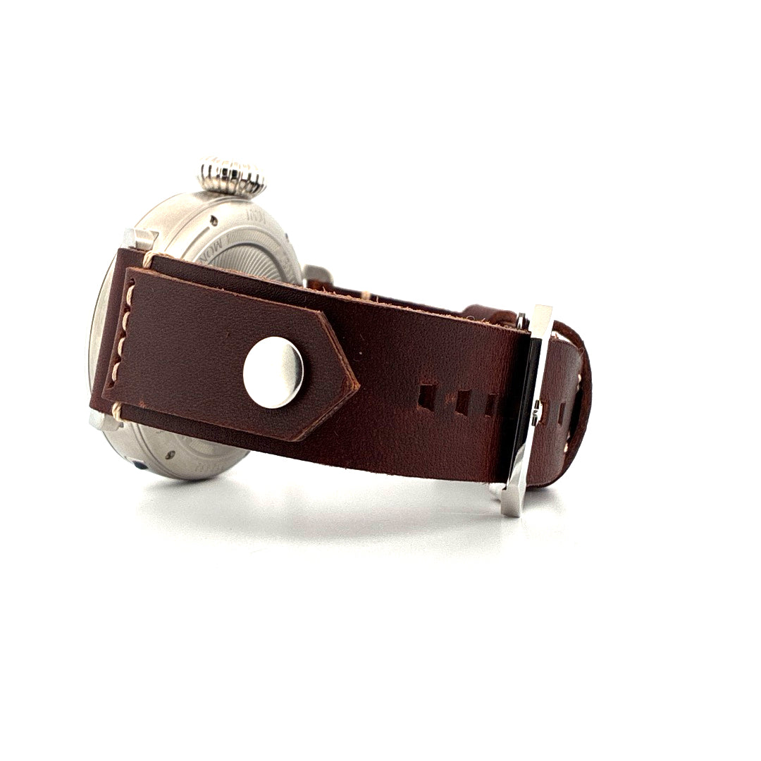 Seitenansicht einer Zenith Type 20 Blueprint Limited Edition Uhr mit braunem Lederarmband auf weißem Hintergrund
