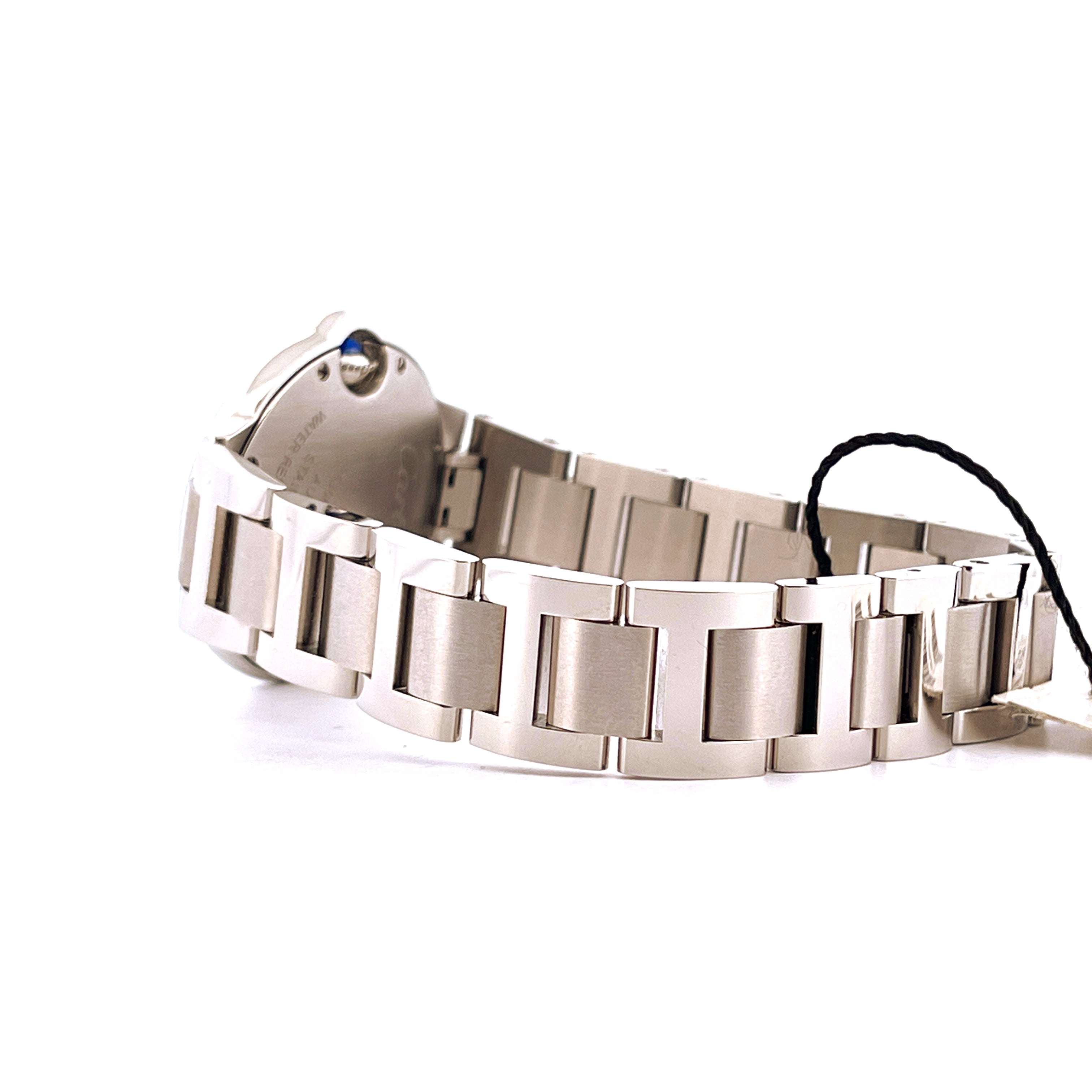 Seitenansicht einer neuen Cartier Ballon Bleu 33mm Uhr aus Edelstahl mit silbernem Armband