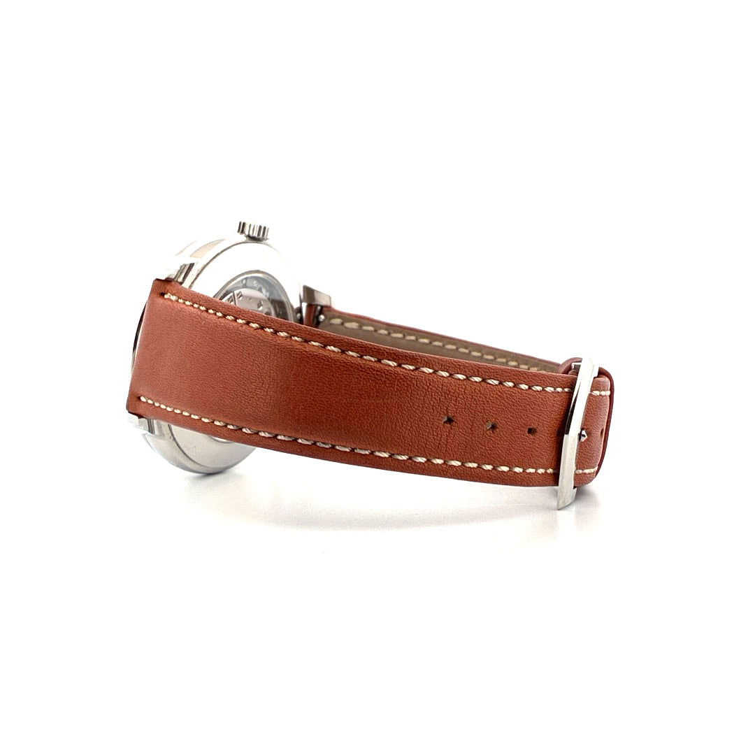 Patek Philippe Calatrava Weekly Calendar 5212A-001 Seitenansicht auf weißem Hintergrund mit Lederarmband