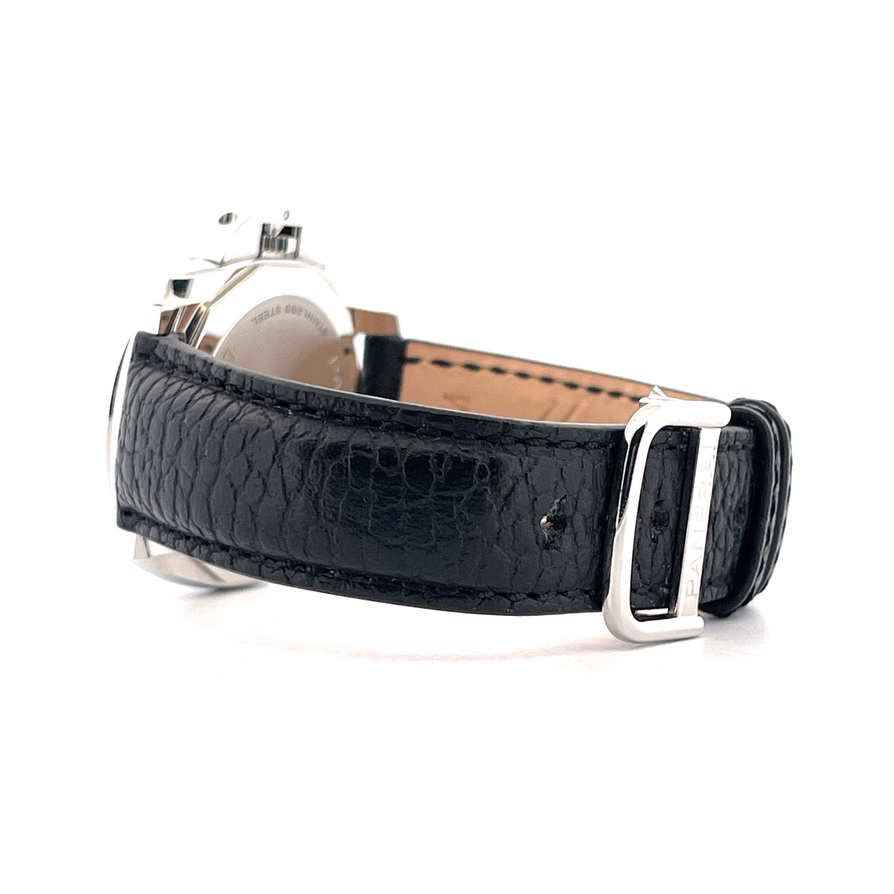 Seitenansicht einer Panerai Luminor Due Uhr mit schwarzem Lederarmband und Edelstahlschließe