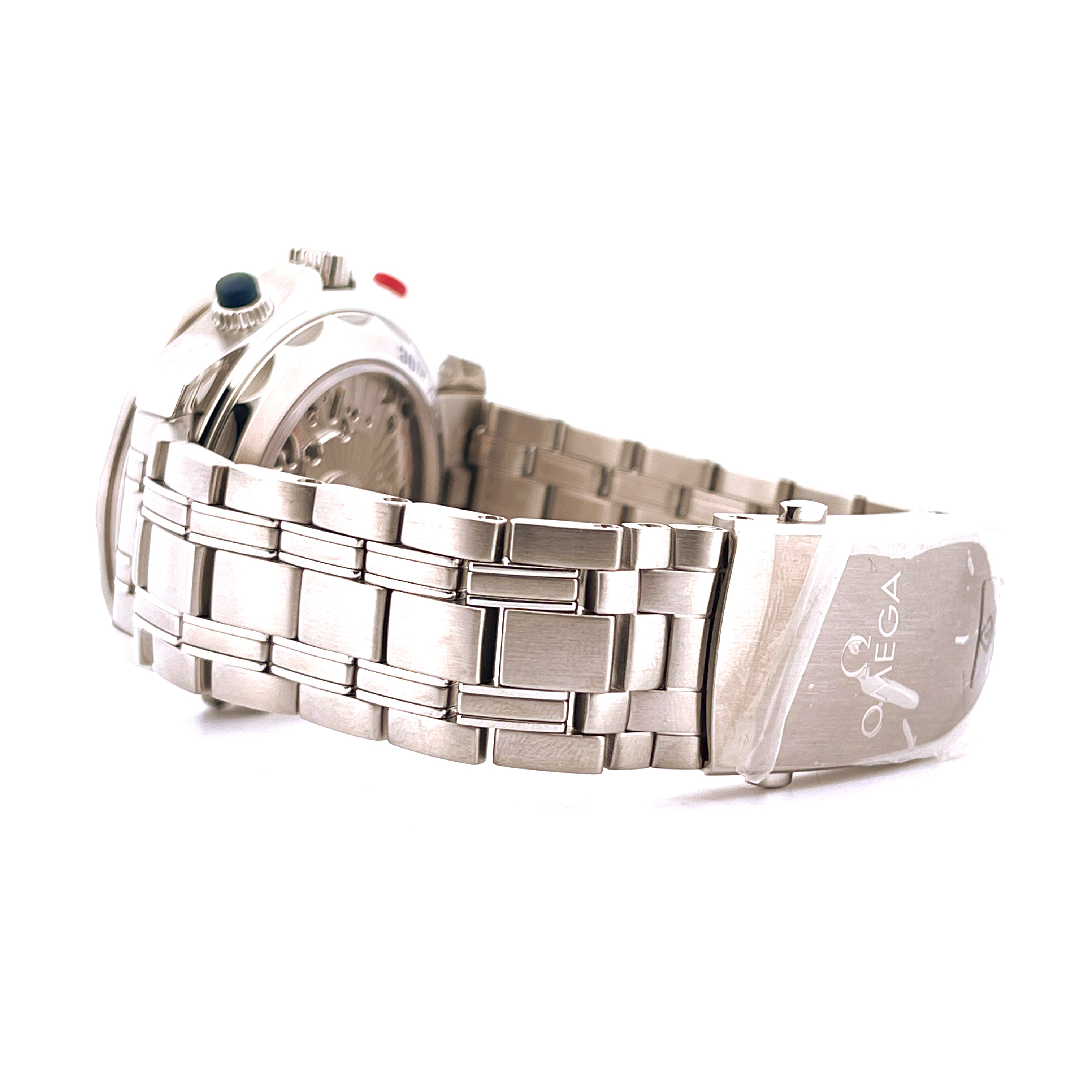 Seitenansicht einer Omega Seamaster Diver 300m America's Cup aus Stahl mit sichtbarer Schließe und Armband auf weißem Hint…