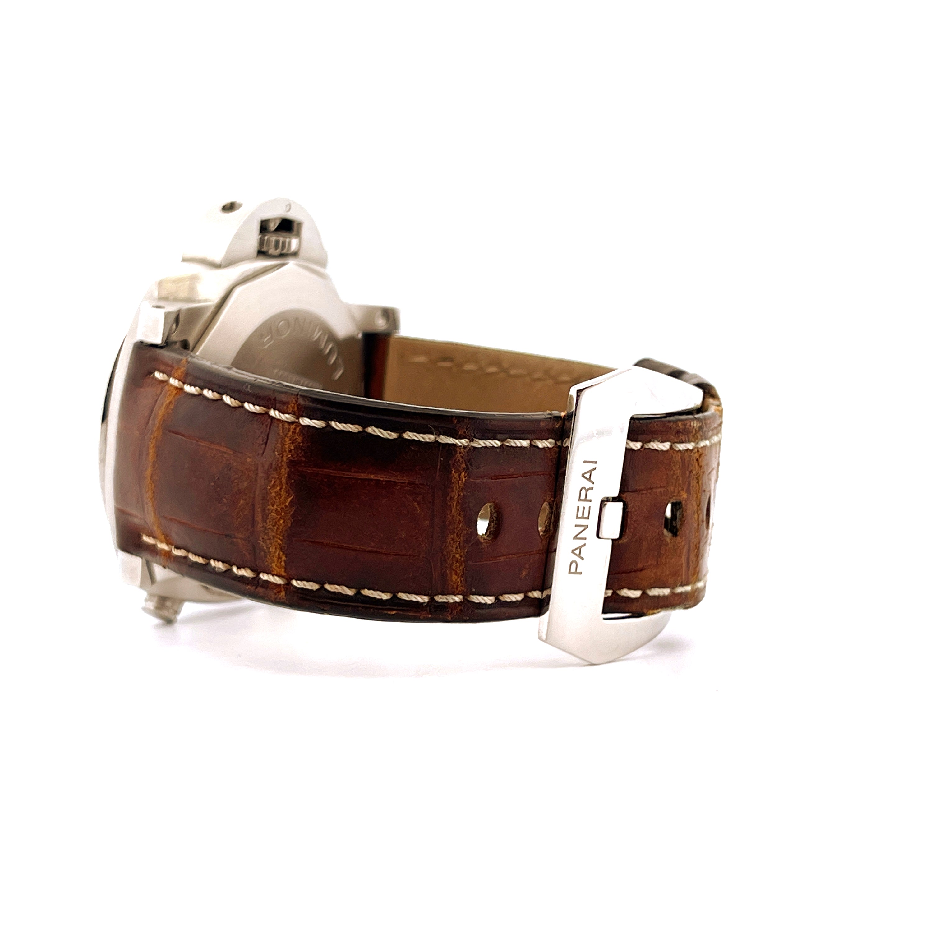 Seitenansicht des Panerai Luminor Chrono Pam01110 mit braunem Lederarmband und silberner Schließe