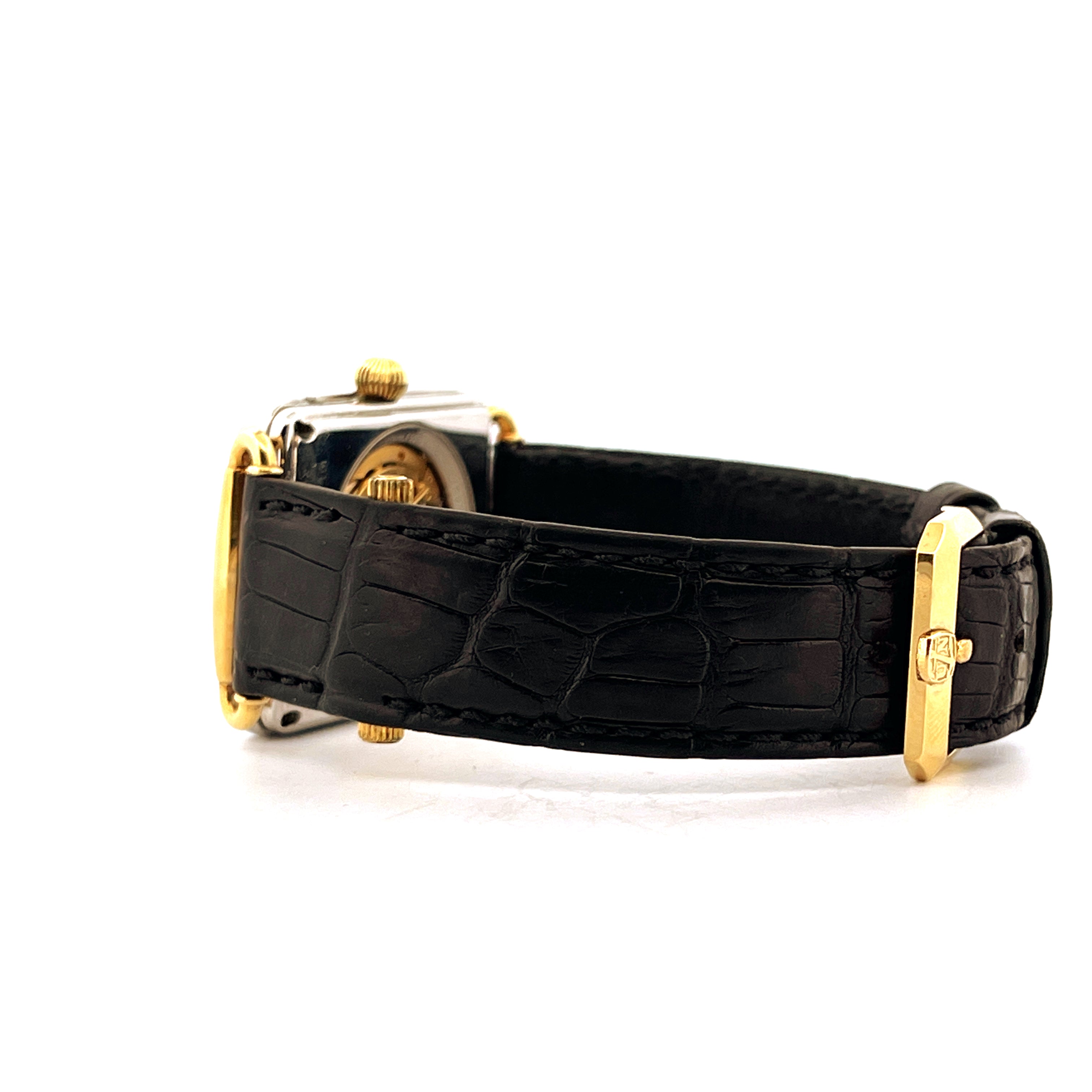Seitenansicht einer Ulysse Nardin Michelangelo Uhr mit schwarzem Lederarmband und goldenem Verschluss auf weißem Hintergrund