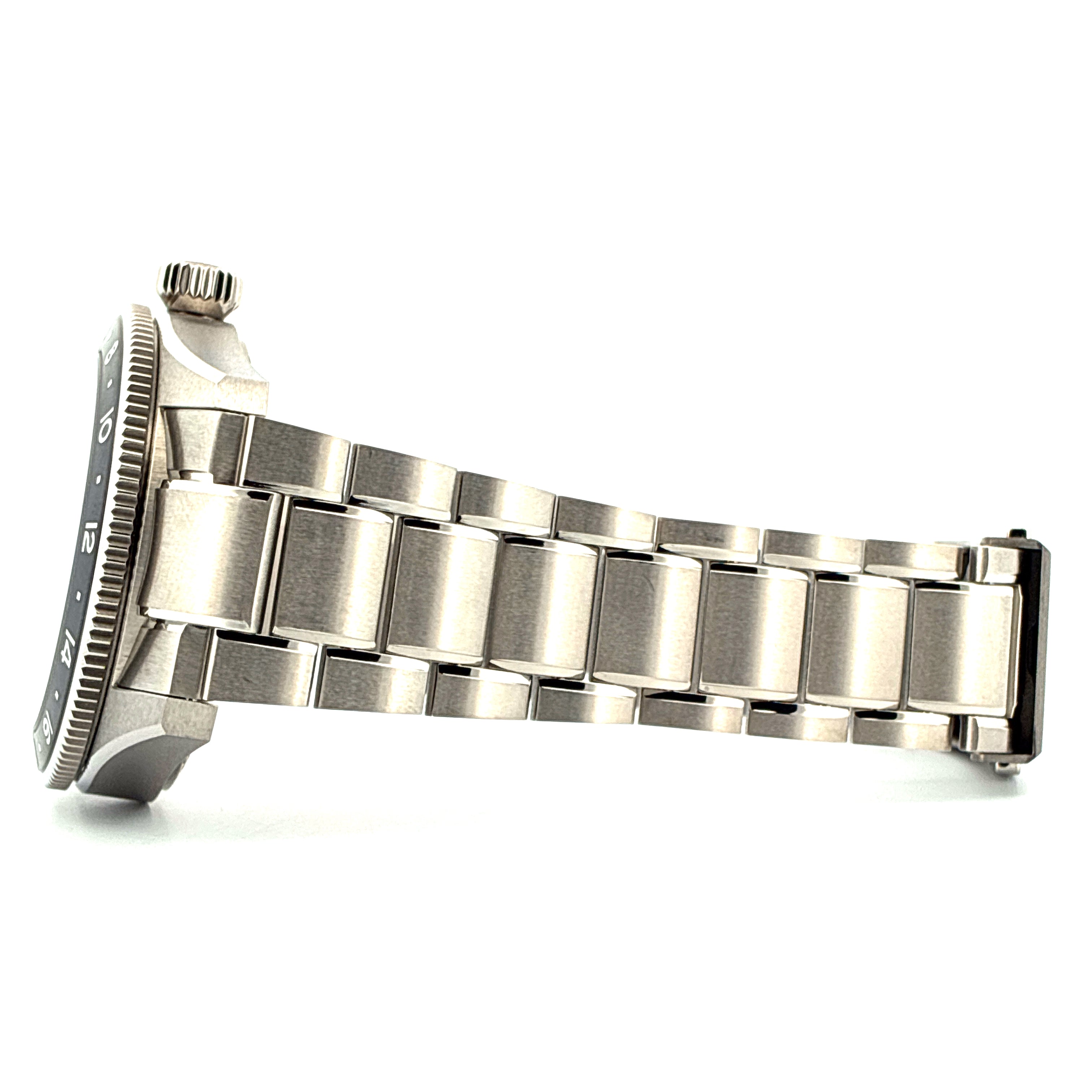 Longines Spirit Zulu Time 39mm Seitenansicht eines Edelstahlarmbands vor weißem Hintergrund