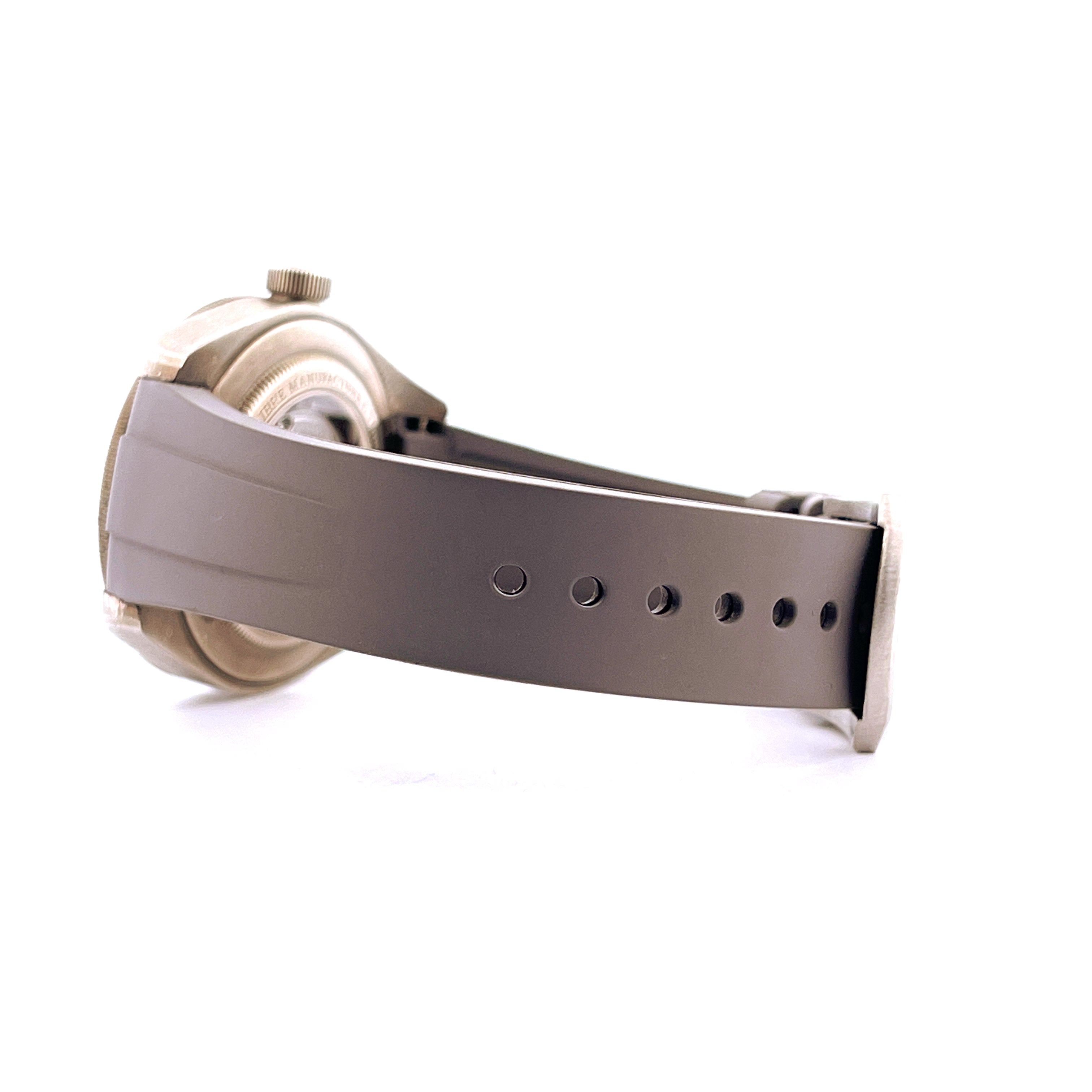 Tudor Black Bay Fifty-Eight Silver im Seitenprofil auf weißem Hintergrund