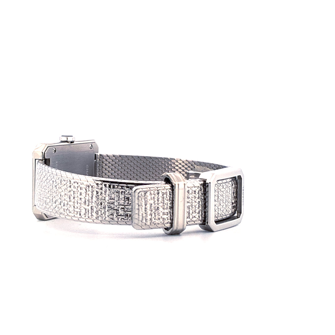 Seitenansicht einer Chanel Boyfriend Uhr aus Edelstahl mit Diamantenbesatz auf weißem Hintergrund