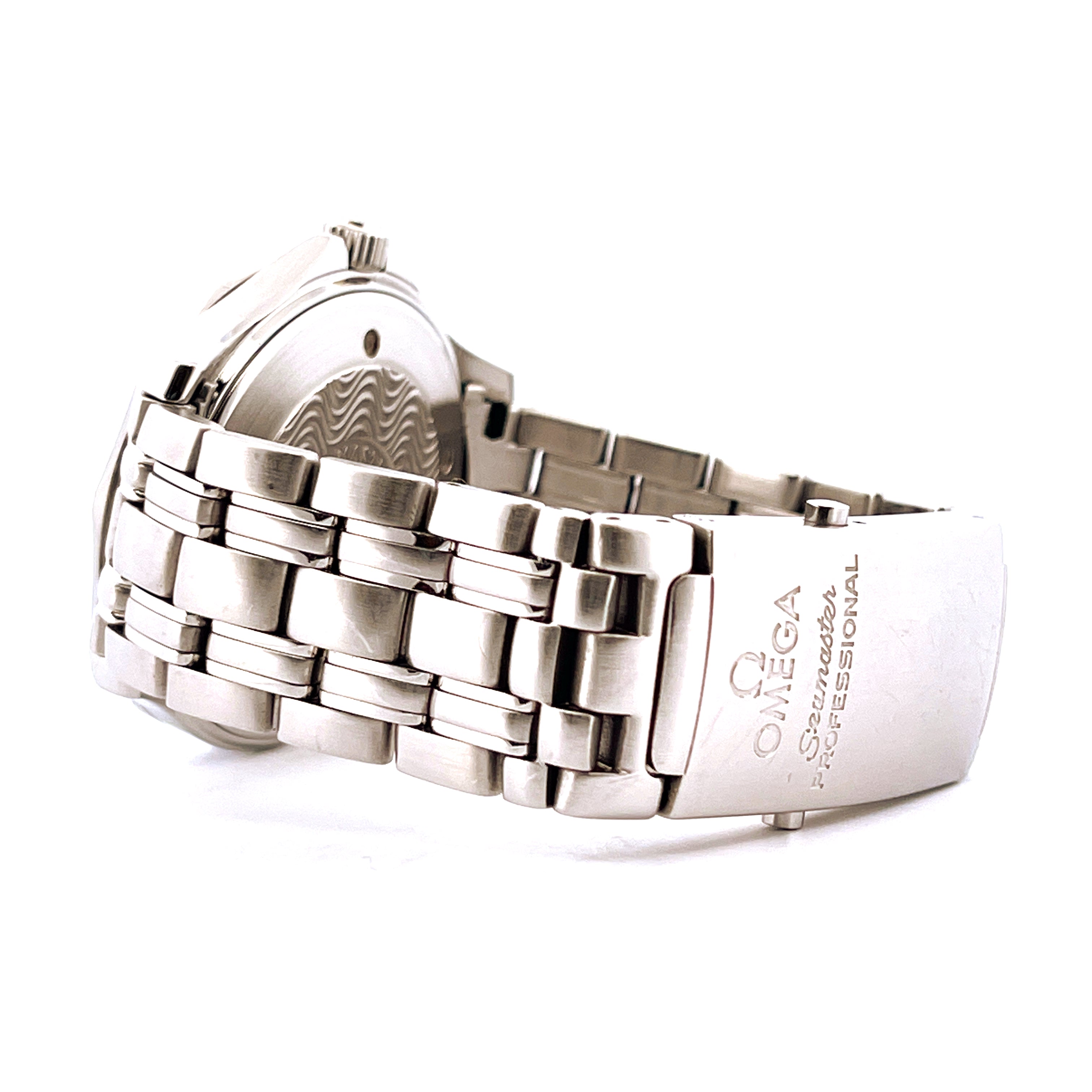 Seitenansicht einer Omega Seamaster Professional Uhr aus Edelstahl mit gravierter Schließe