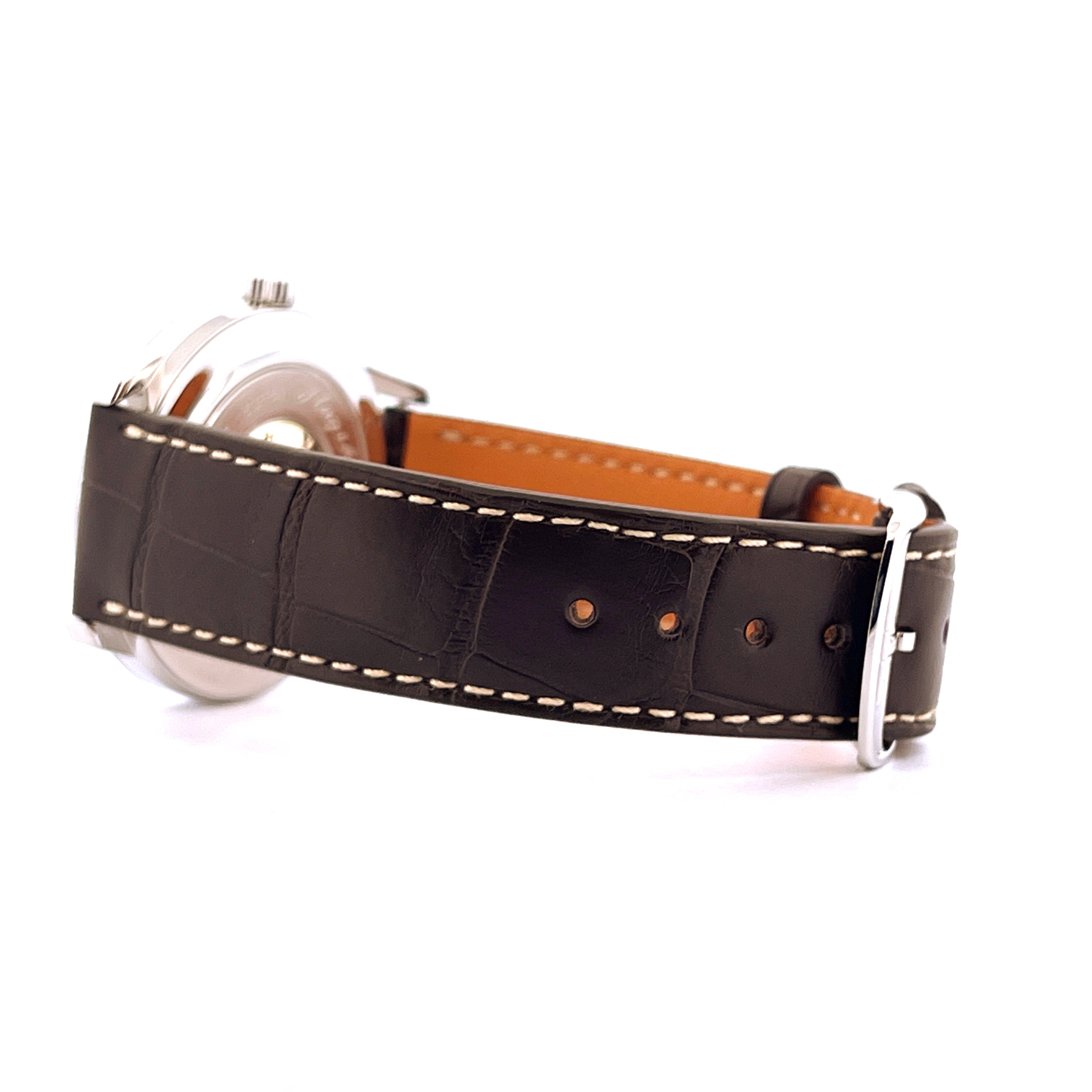 Seitenansicht einer Longines Flagship Heritage mit dunkelbraunem Kroko-Lederarmband und polierter Edelstahlschließe