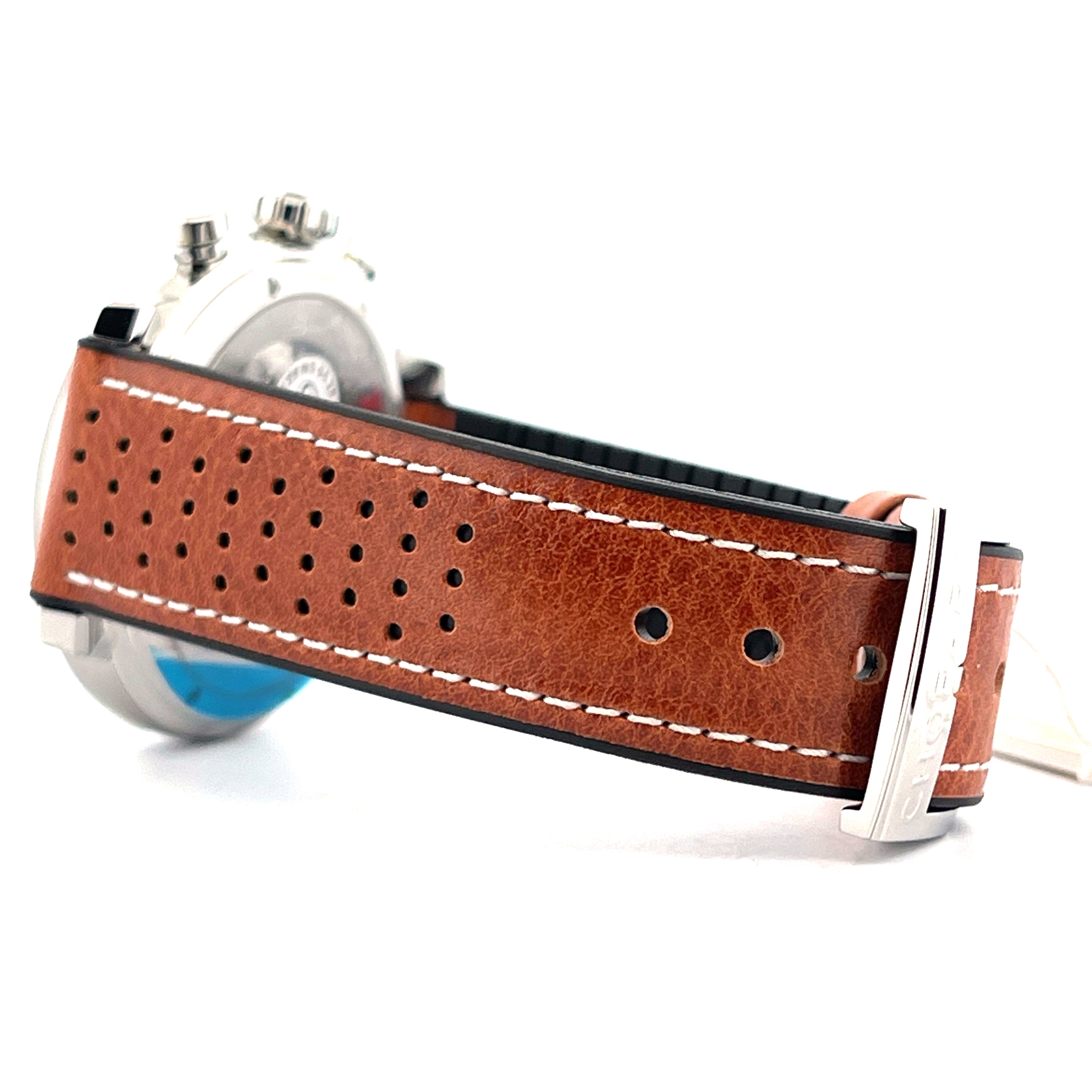 Chopard Mille Miglia SYLT Edition 1 of 50 Automatik-Uhr Lederarmband mit Lochung auf weißem Hintergrund