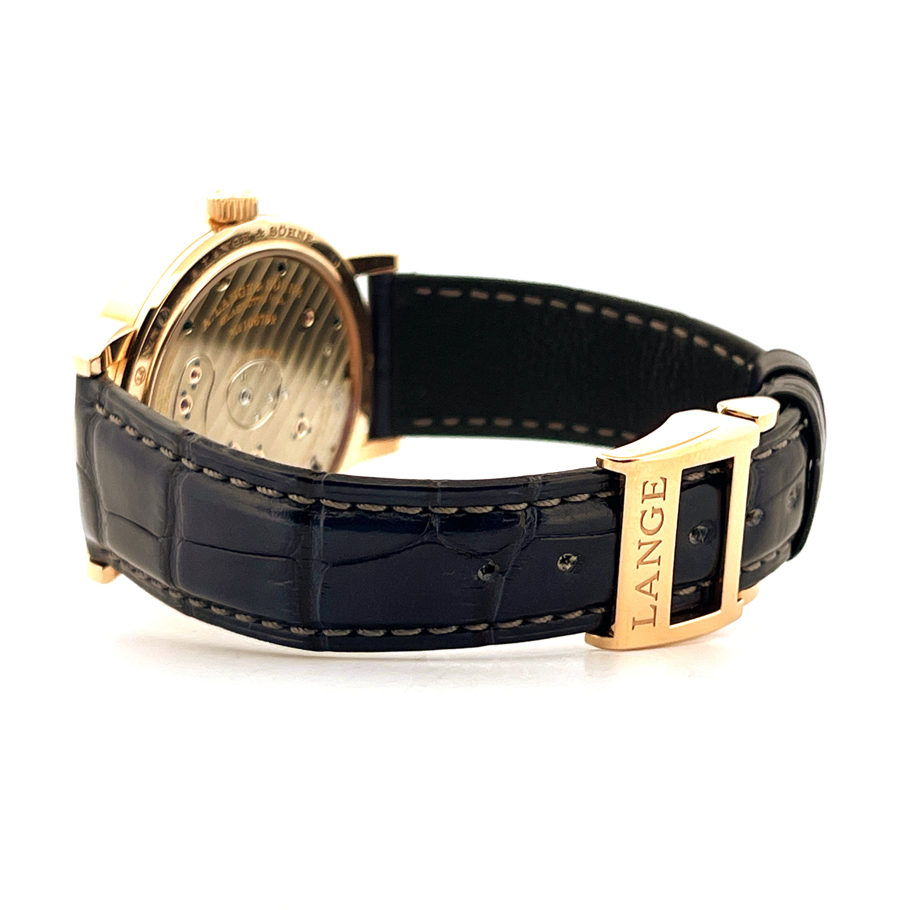 Seitenansicht einer A. Lange & Söhne Grand Lange 1 mit roségoldener Faltschließe und dunkelblauem Krokodillederarmband