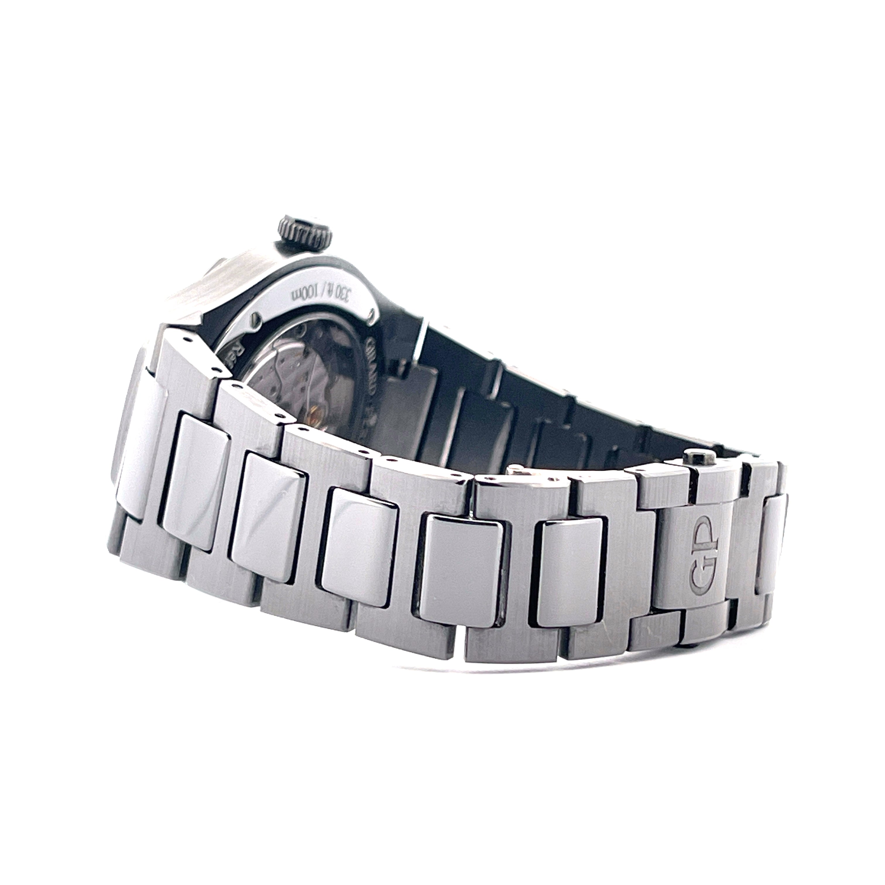 Seitenansicht einer Girard Perregaux Laureato 38 Ceramic Uhr mit charakteristischem Armband auf weißem Hintergrund