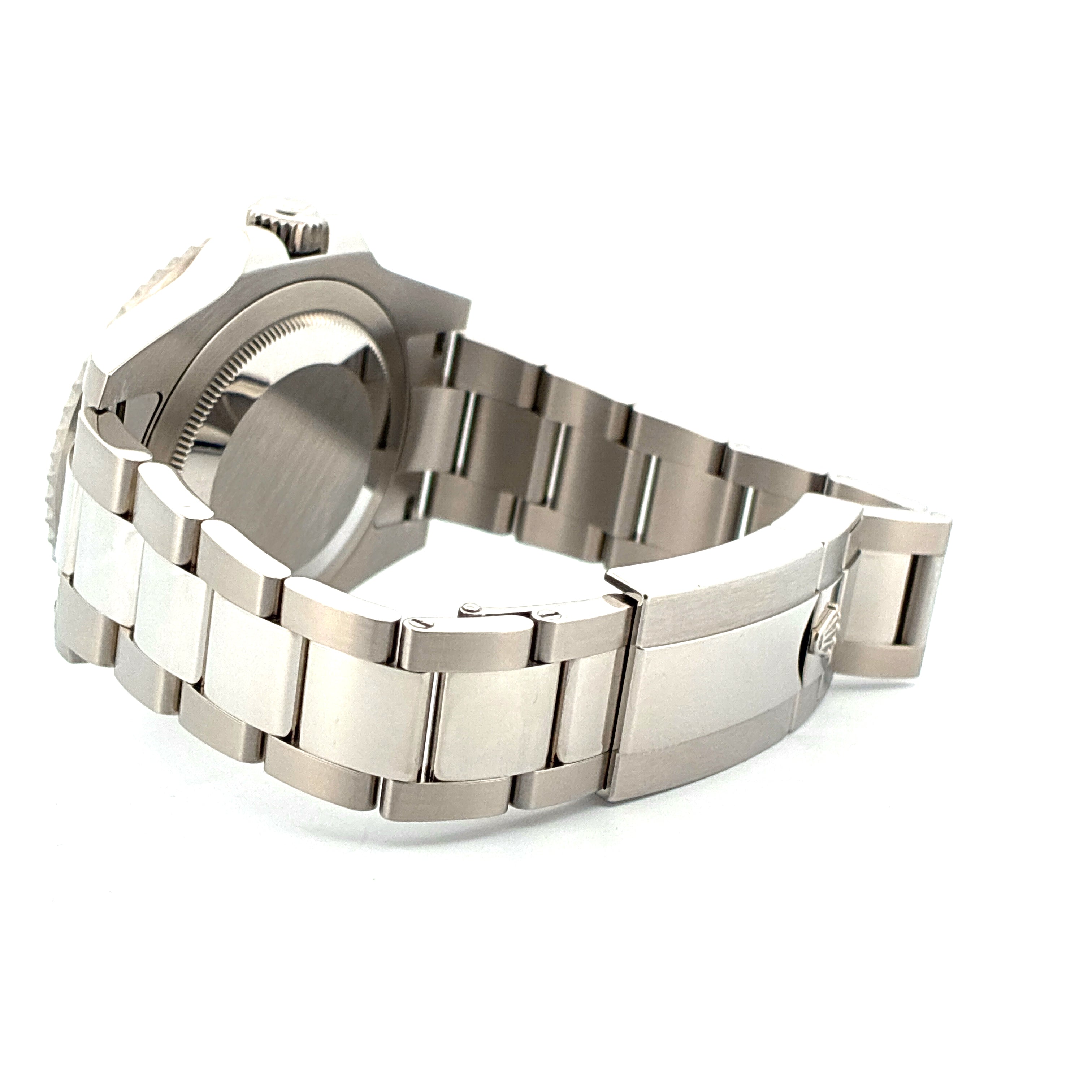 Rolex GMT-Master II Batman aus Stahl, Seitenansicht mit Band und Schließe