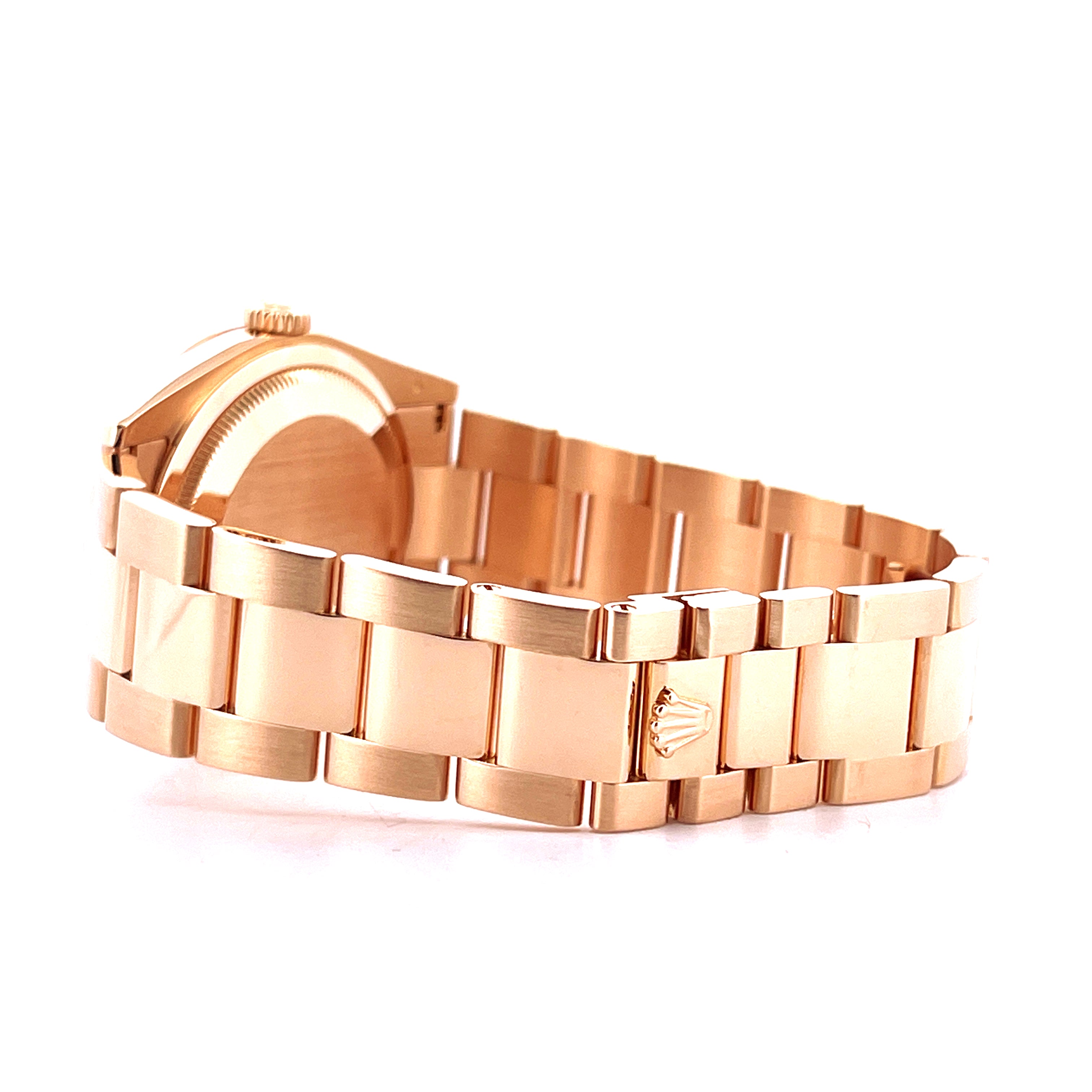 Rolex Day-Date 36 in Roségold im Seitenprofil auf weißem Hintergrund, mit sichtbarem Armband und Schließe mit Kronenlogo