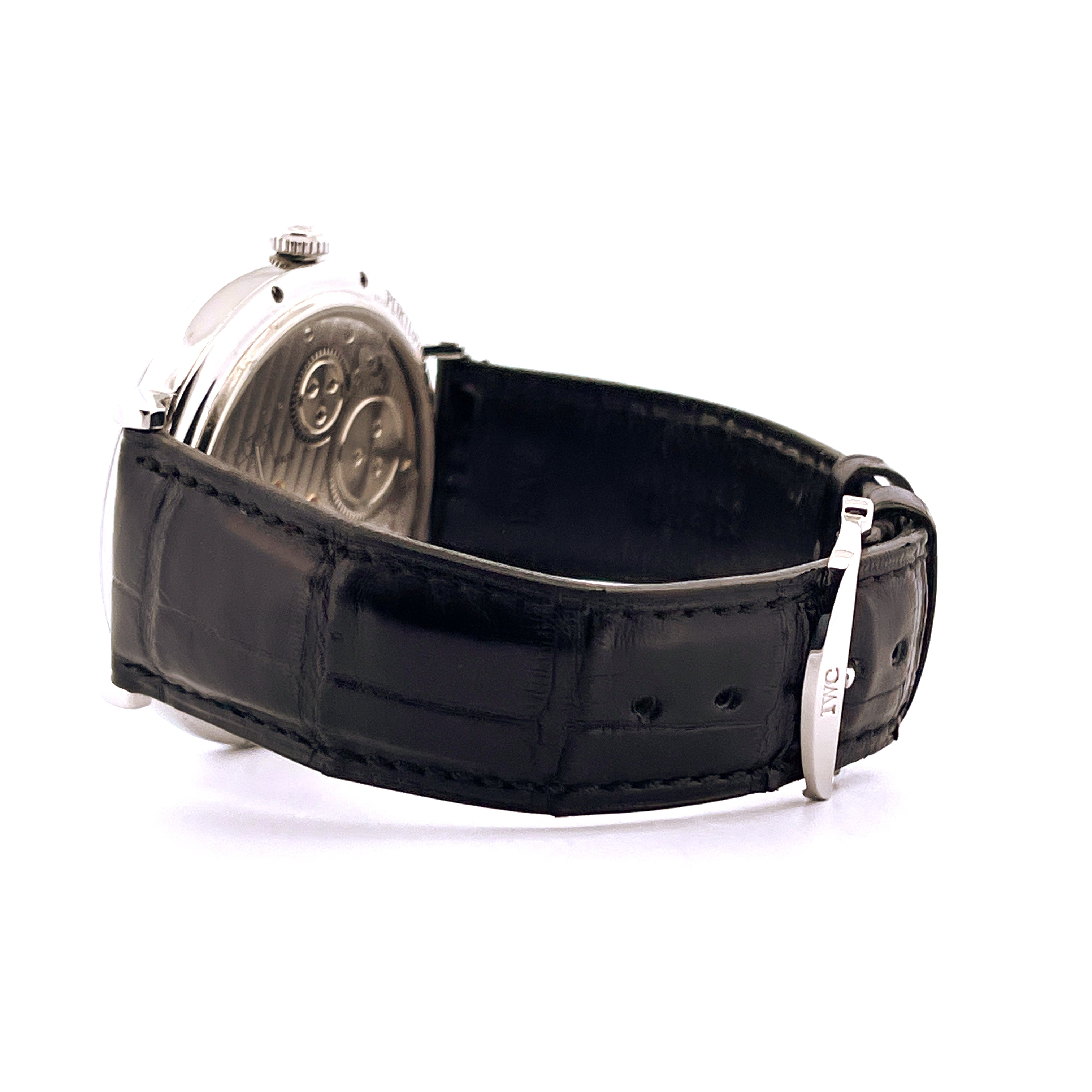 Seitenansicht einer IWC Portofino Moonphase mit schwarzem Lederarmband und Stahlverschluss