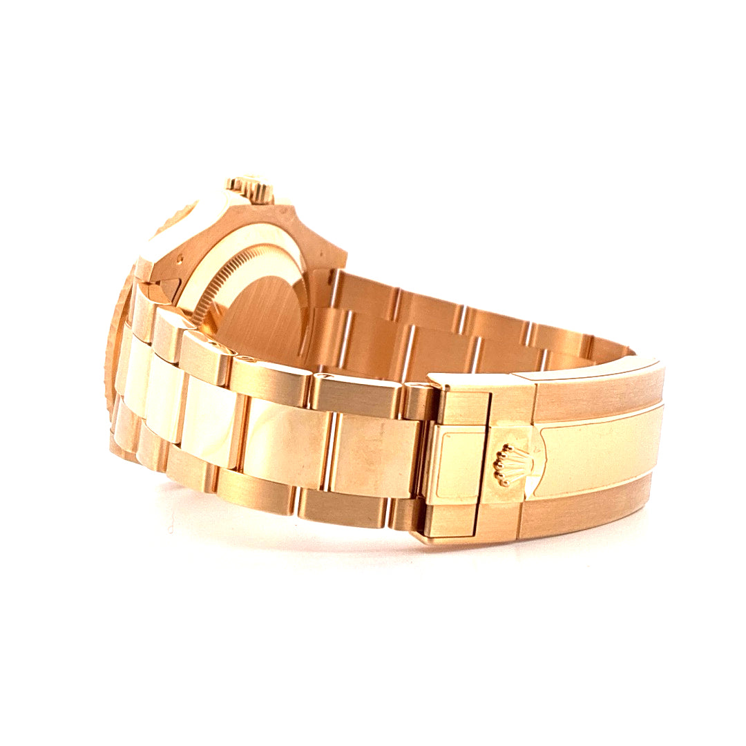 Seitenansicht einer roségoldenen Rolex Submariner Date Uhr mit dem ikonischen Kronenlogo auf der Schließe