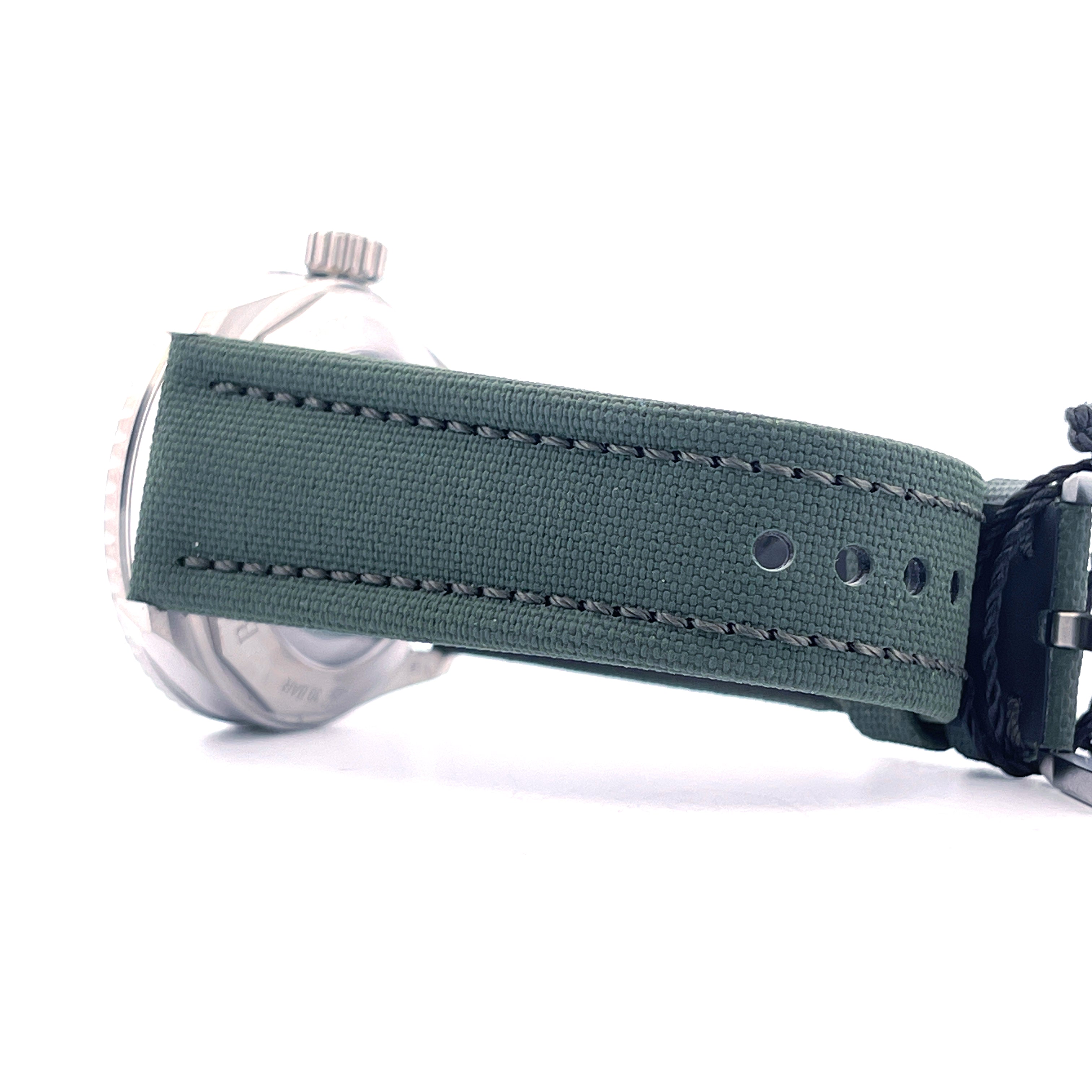 Seitenansicht des Canvas-Armbands einer Blancpain Fifty Fathoms Bathyscaphe in Dunkelgrün