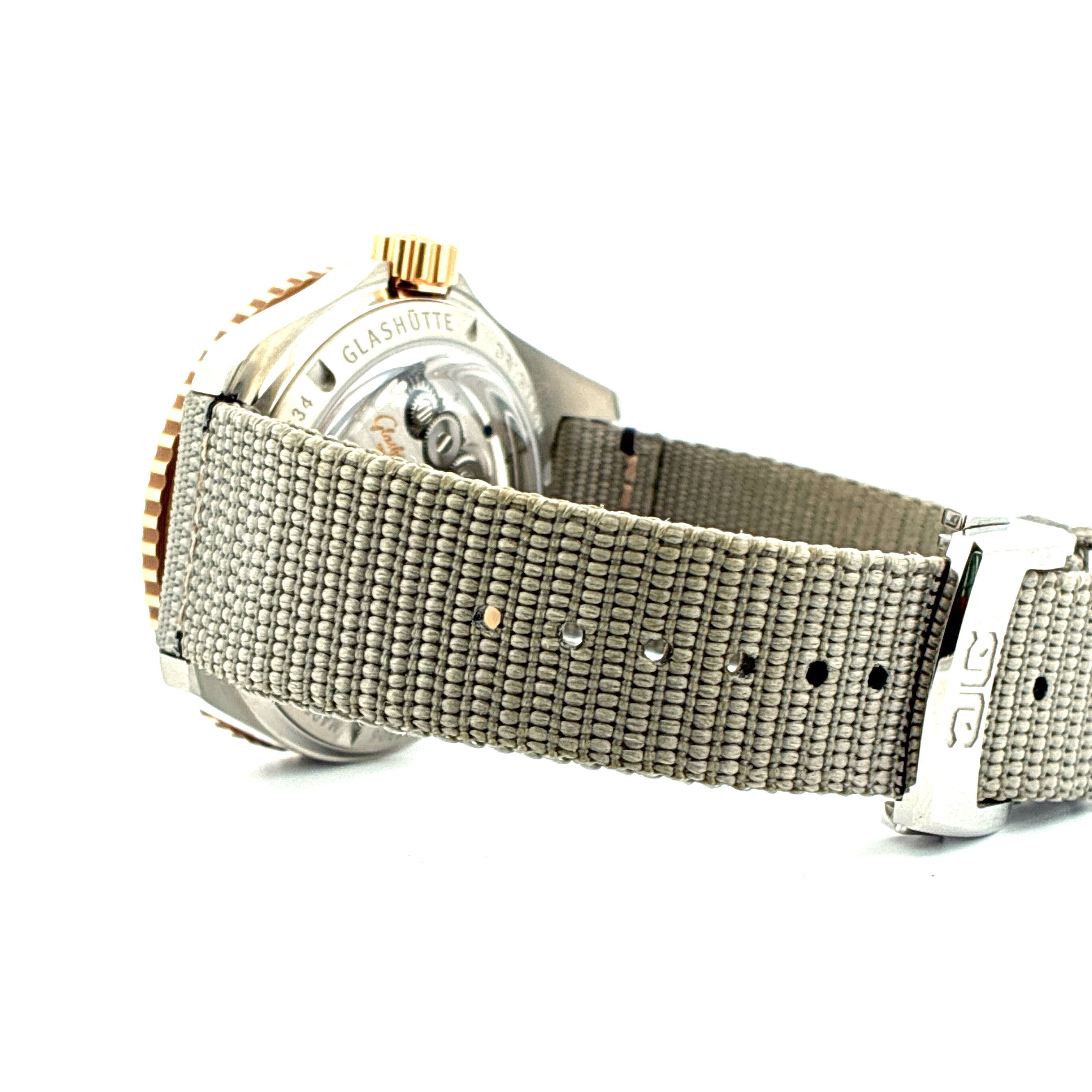 Seitenansicht einer Glashütte Original SeaQ mit grauem Textilarmband und silberner Dornschließe