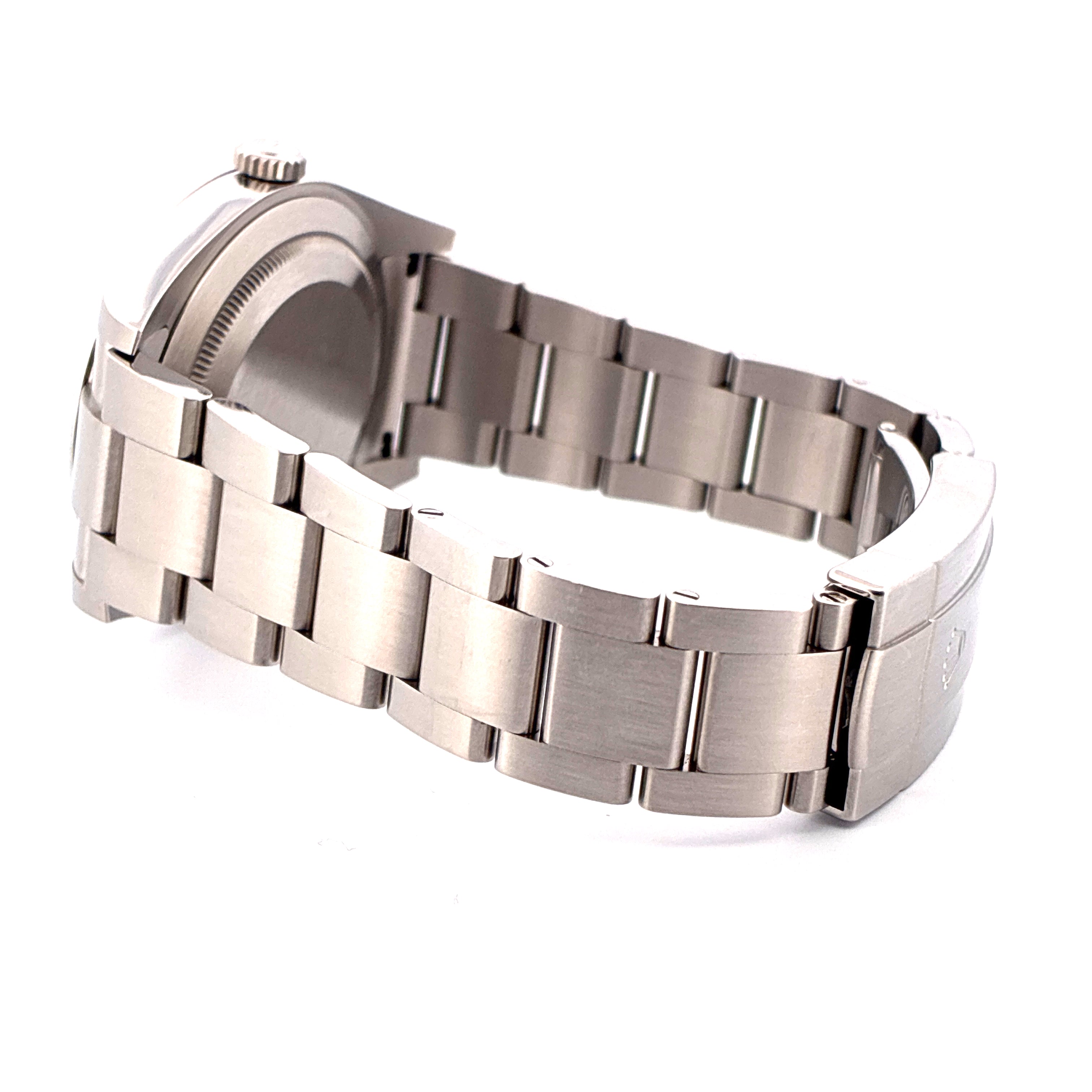 Seitenansicht einer Rolex Oyster Perpetual 39 aus Stahl mit poliertem Armband und Schnalle