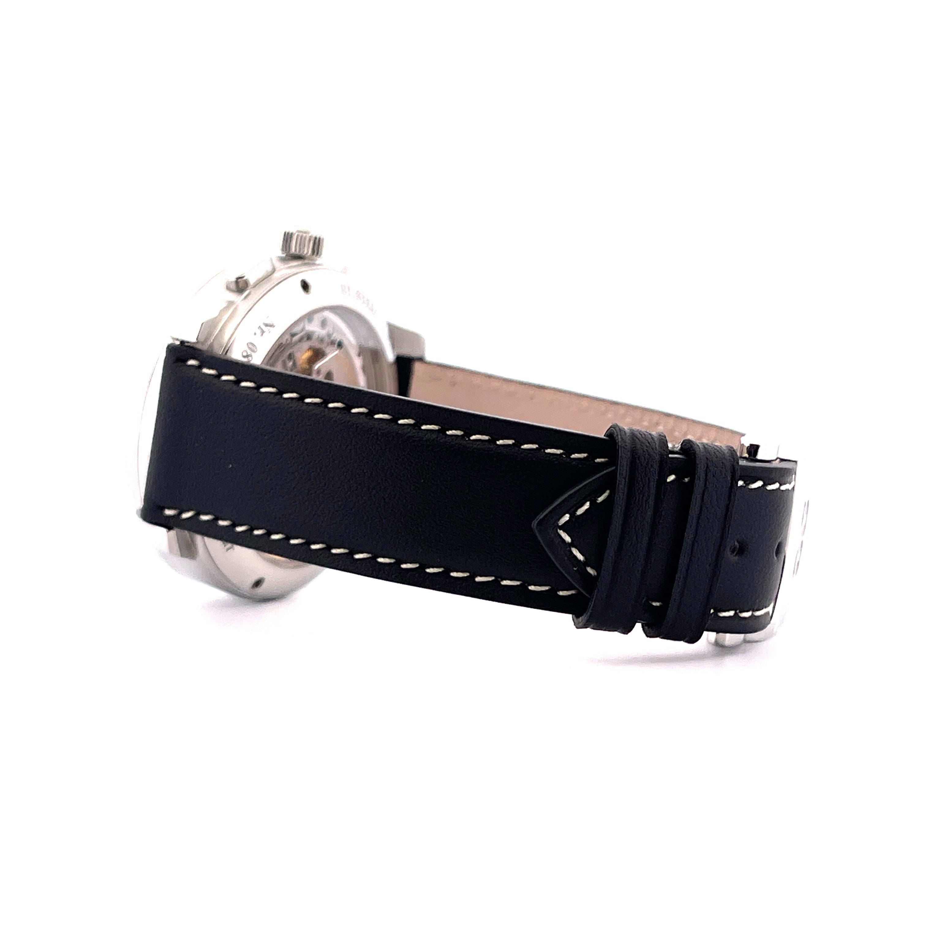 Glashütte Original Senator Flyback Chronograph mit schwarzem Lederarmband auf weißem Hintergrund