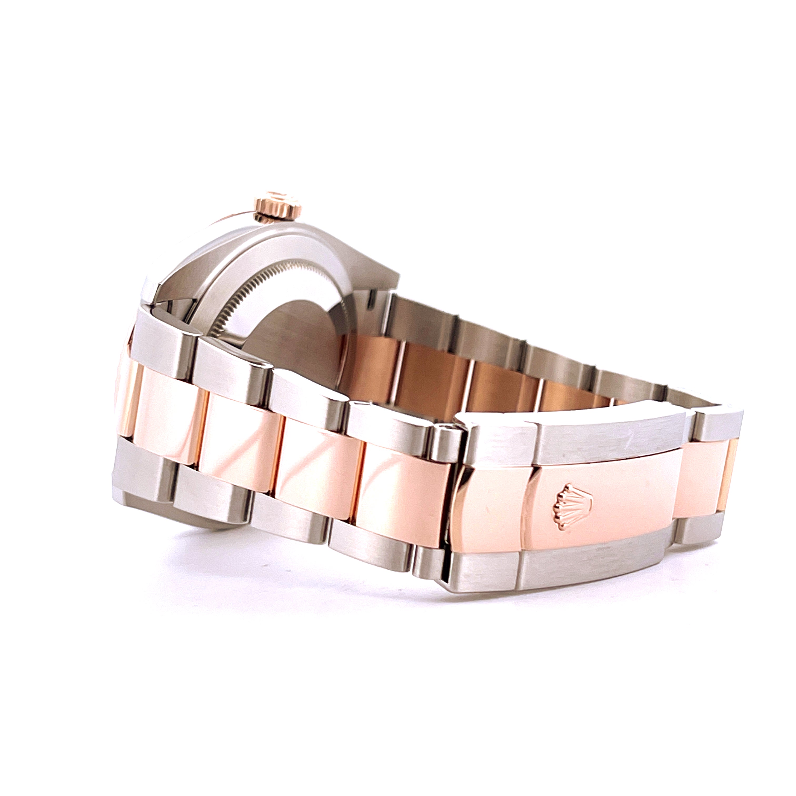 Seitenansicht einer gebrauchten Rolex Datejust 41 Steel&Gold Chocolate Uhr mit roséfarbenen Gliedern