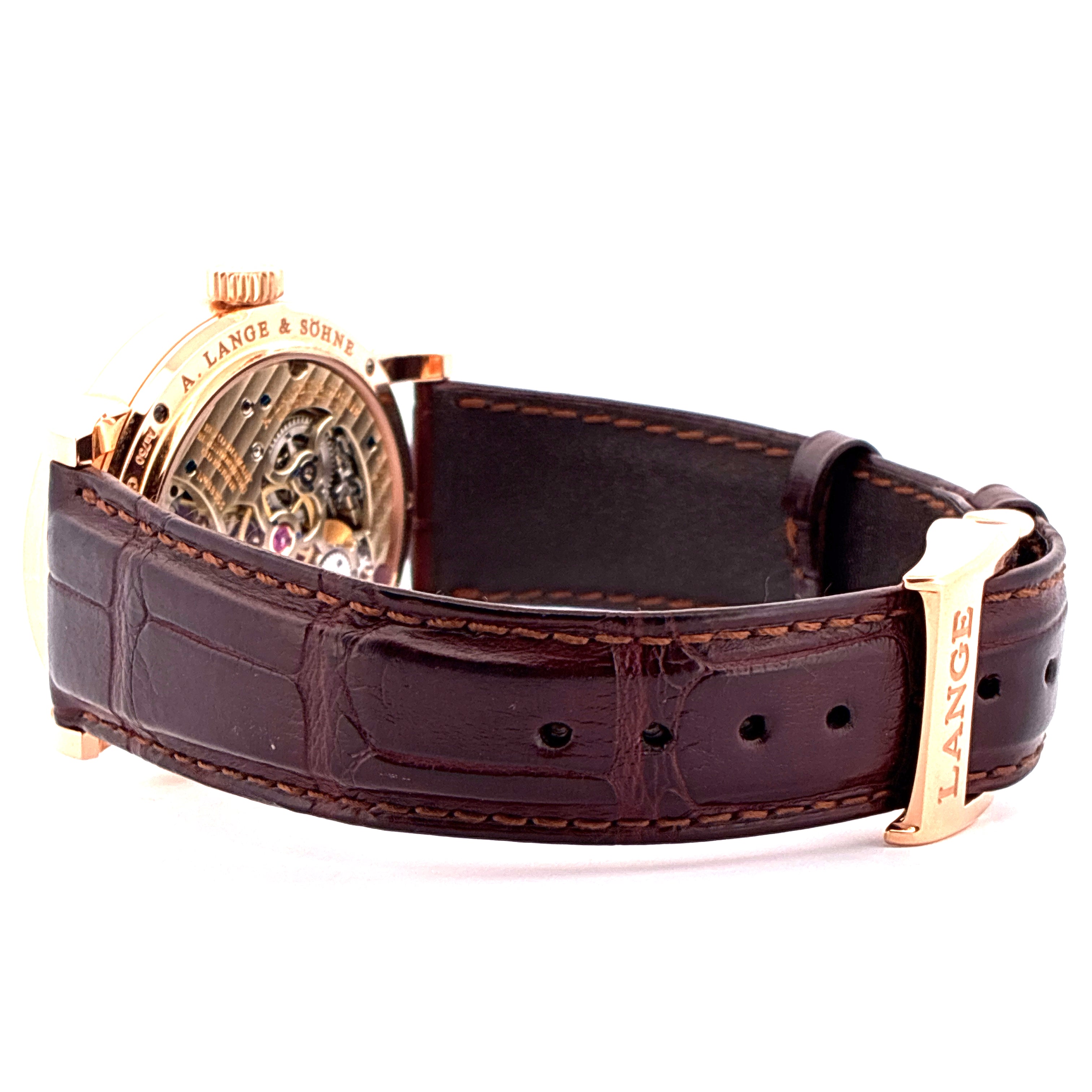 A. Lange & Söhne Tourbillon Pour Le Merite Roségold im Detail mit braunem Krokodillederarmband und Faltschliesse