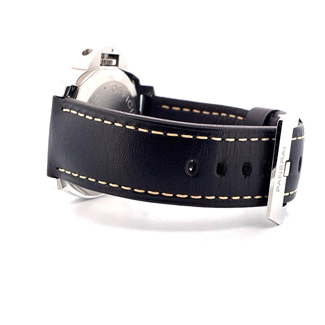 Seitenansicht einer Panerai Luminor Base Logo (2018) mit schwarzem Lederarmband und Edelstahlschließe