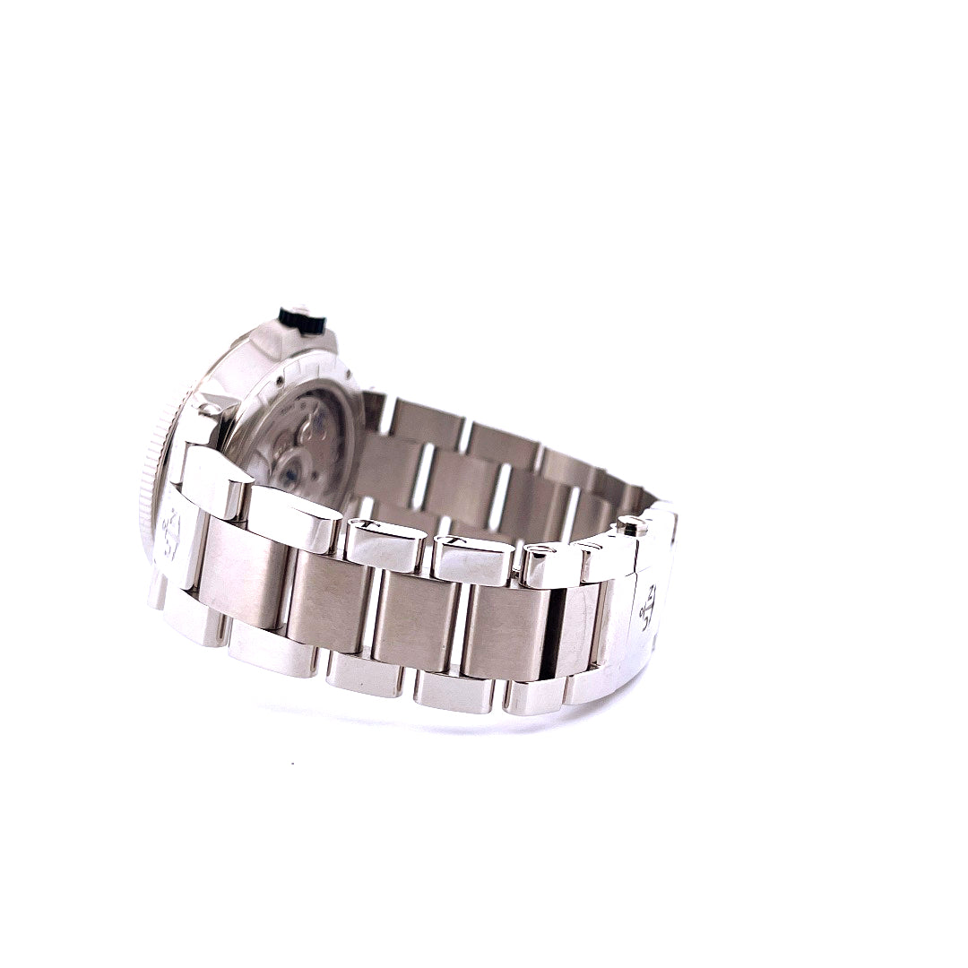 Ulysse Nardin Marine Chronometer Annual Calendar Stahl Armbanduhr im Detail auf weißem Hintergrund