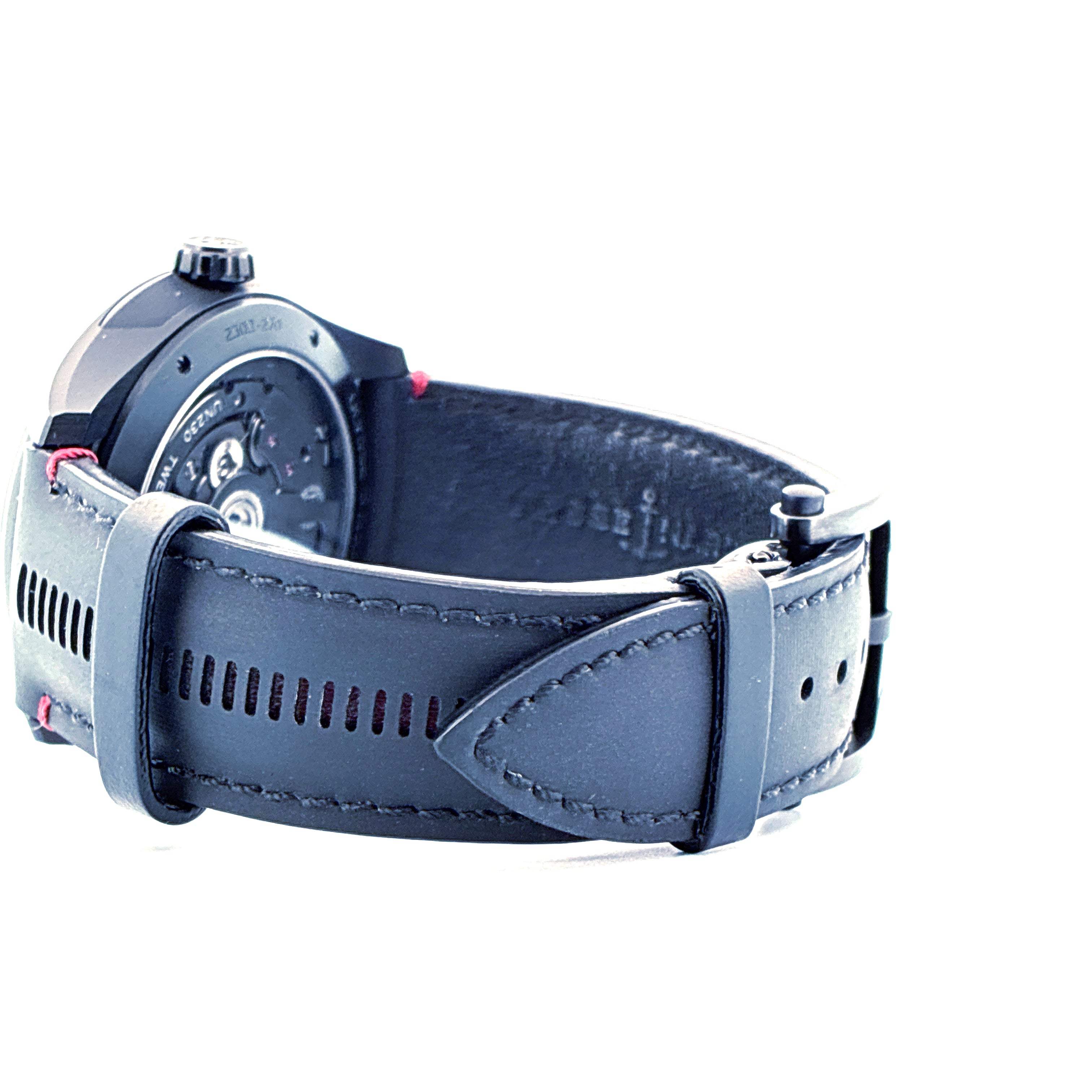 Ulysse Nardin Freak X Lederarmband und Mechanik auf weissem Hintergrund