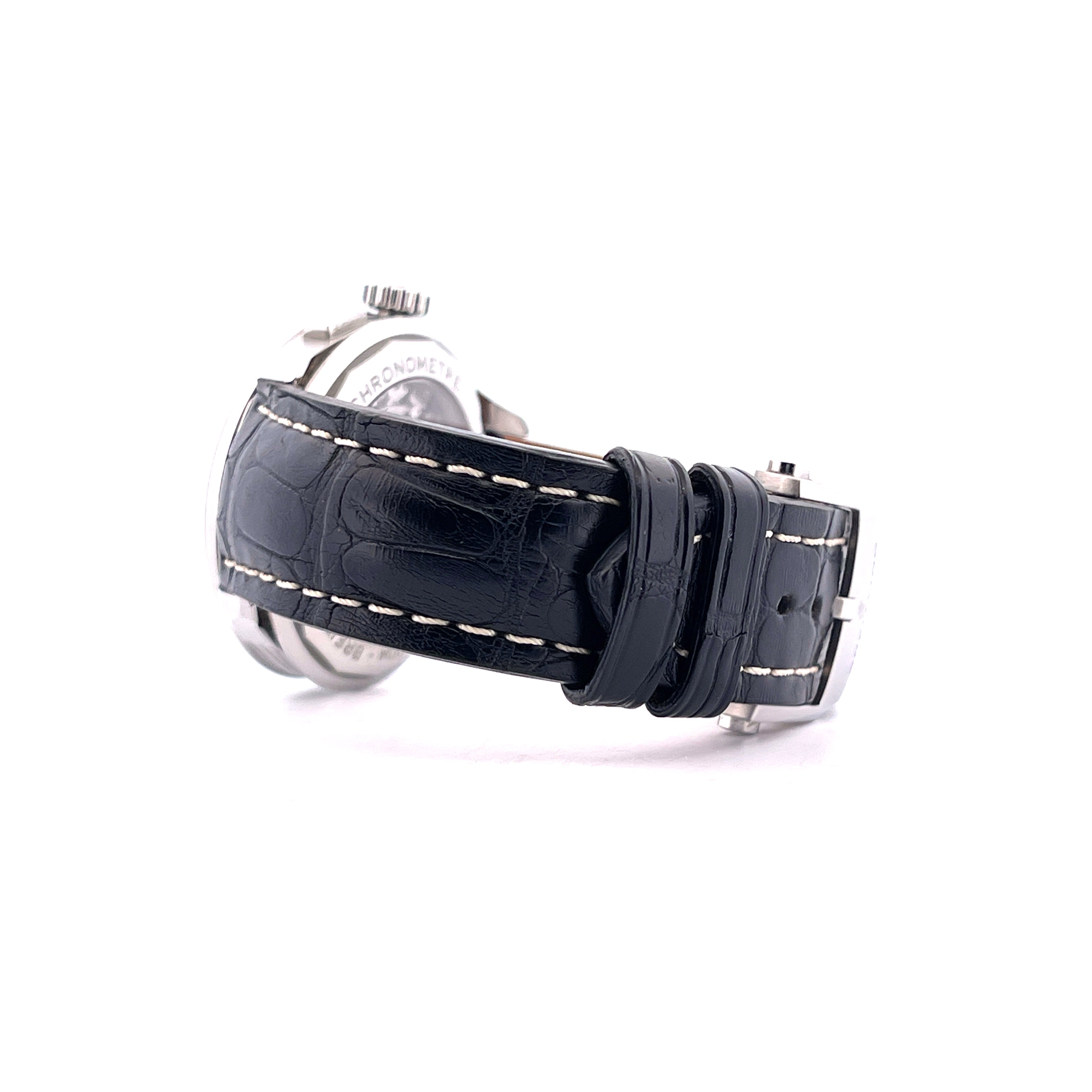 Breitling Premier B01 Chronograph 42 Panda im Detail, Seitenansicht eines schwarzen Lederarmbands
