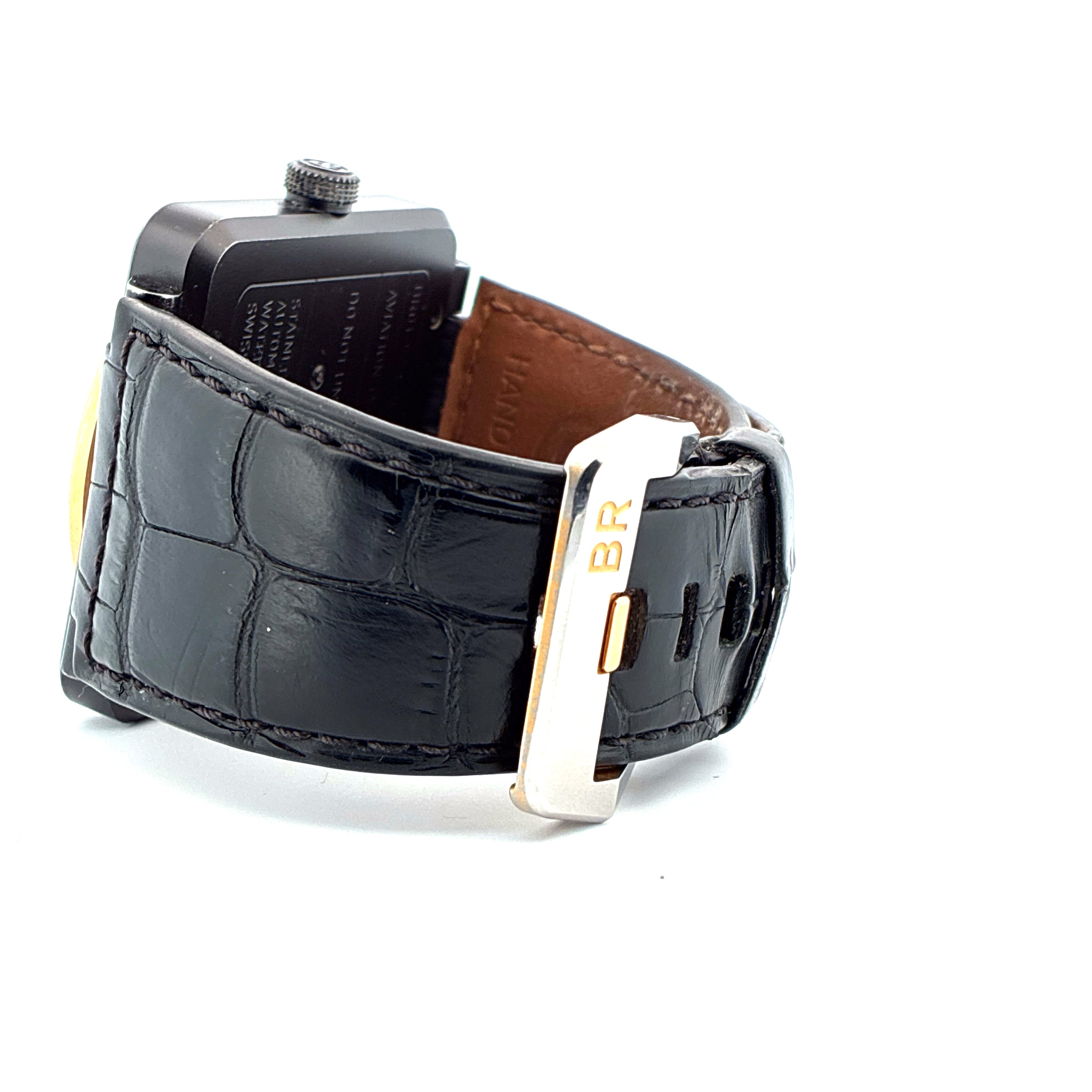 Bell & Ross Aviation Military mit schwarzem Lederarmband und goldener Schließe mit BR-Logo im Detail