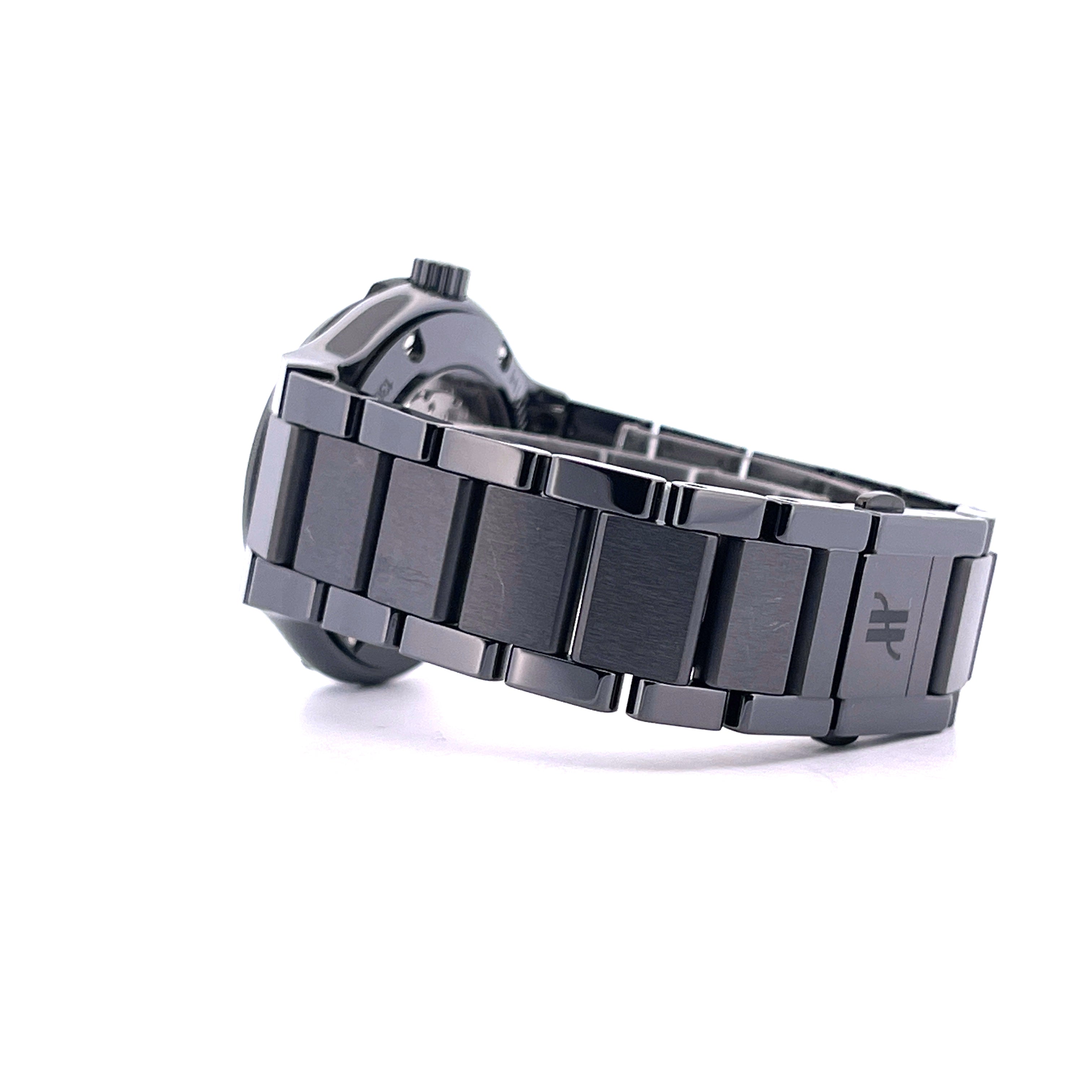 Hublot Classic Fusion Black Magic mit schwarzem Keramikarmband auf weißem Hintergrund