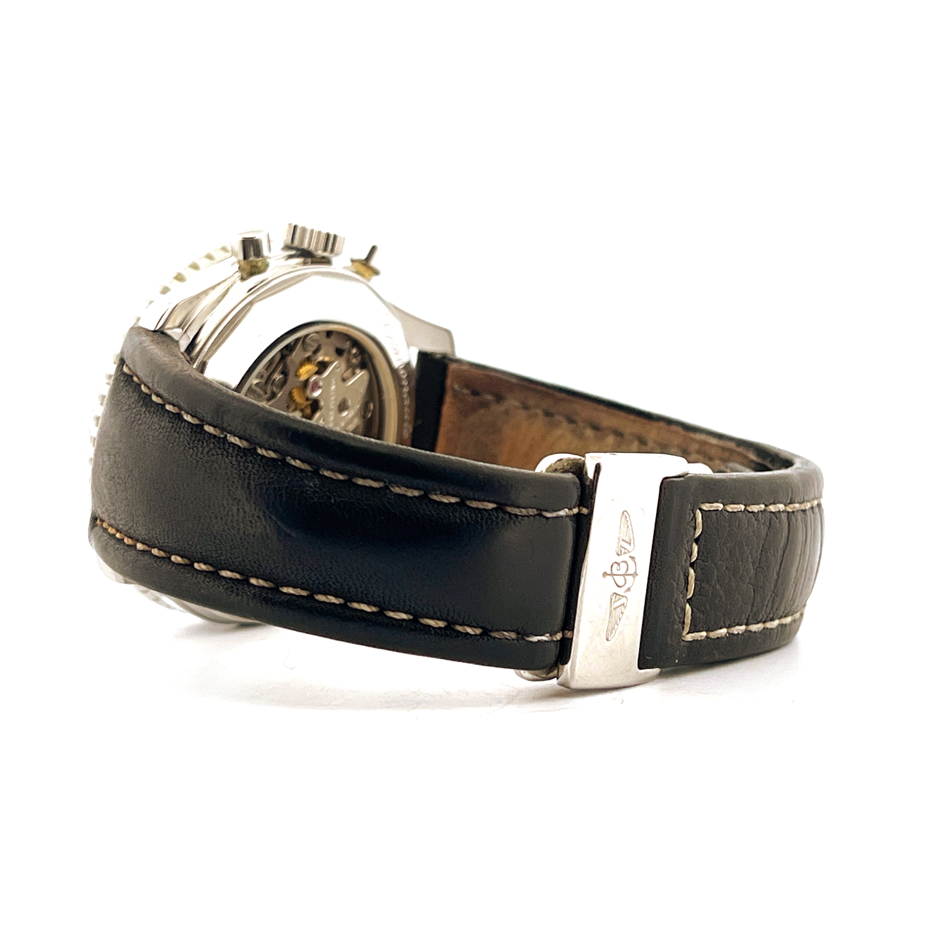 Seitenansicht einer Breitling Navitimer Cosmonaute A12023 mit schwarzem Lederarmband und Stahlfaltschließe