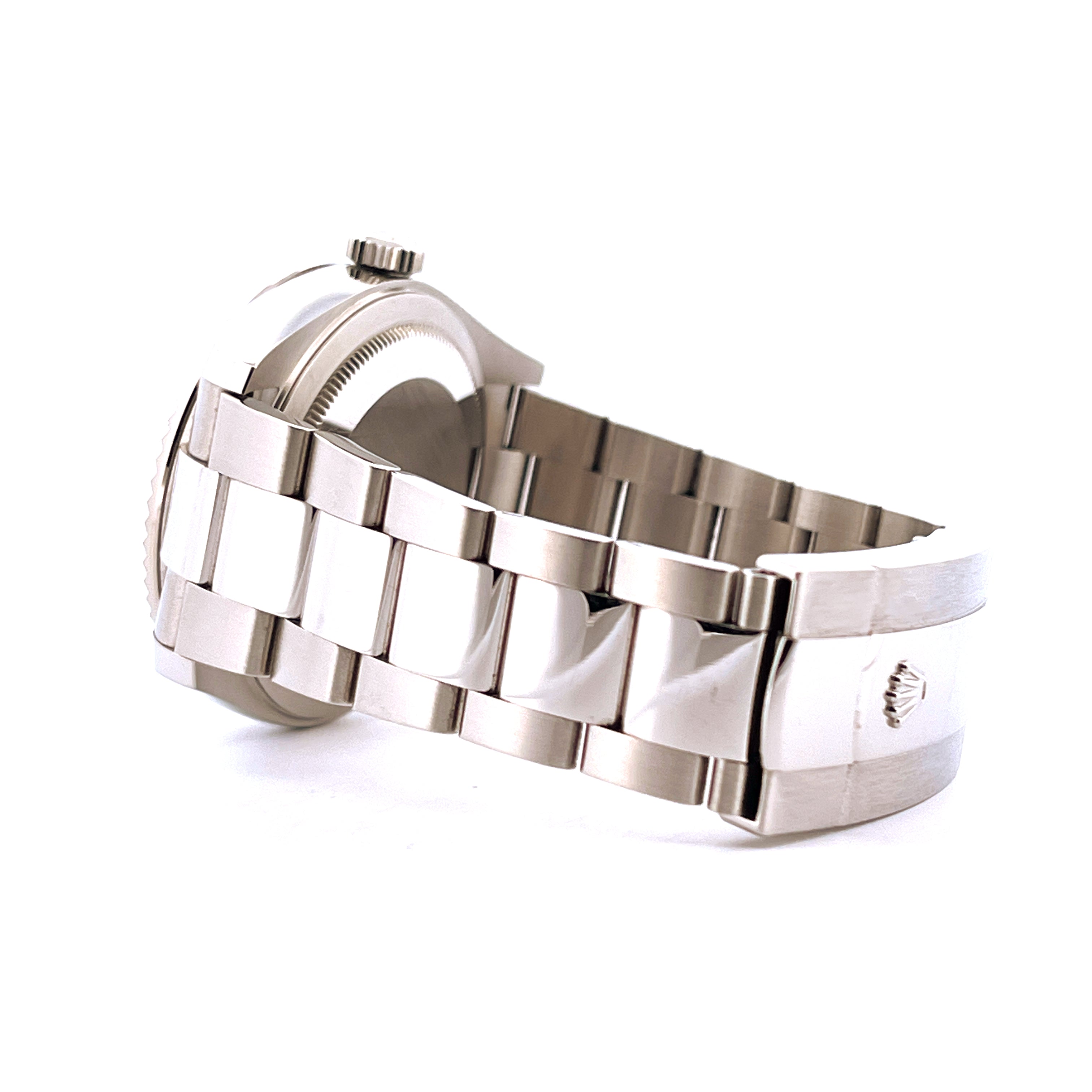 Seitenansicht einer Rolex Sky-Dweller aus Stahl mit einem silbernen Oyster-Armband und einer Rolex-Krone auf der Schließe