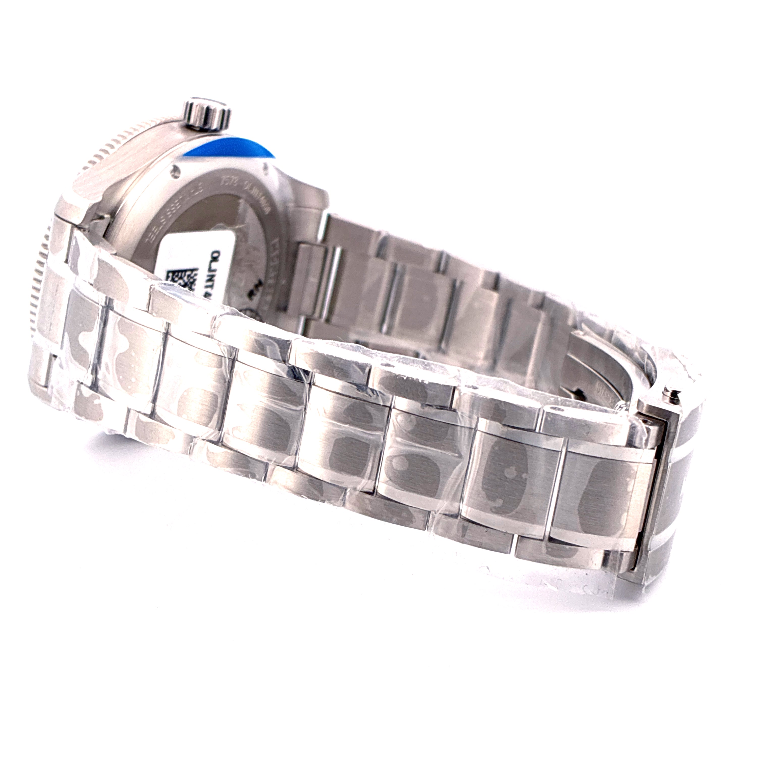 Seitenansicht einer ungetragenen Montblanc 1858 Iced Sea Automatik mit Stahlarmband auf weißem Hintergrund