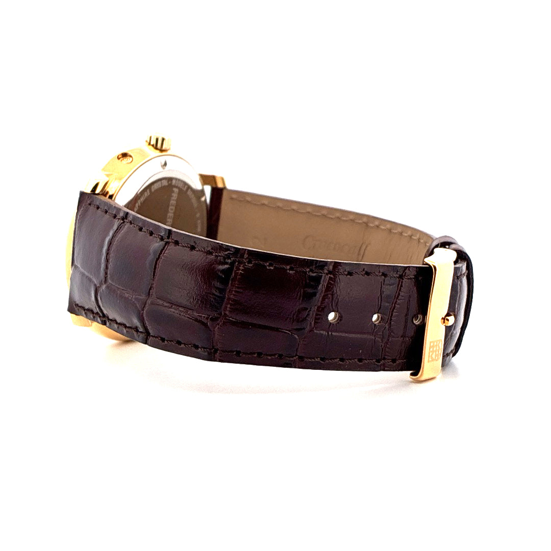 Seitenansicht einer Frederique Constant Business Timer Armbanduhr mit braunem Kroko-Lederarmband