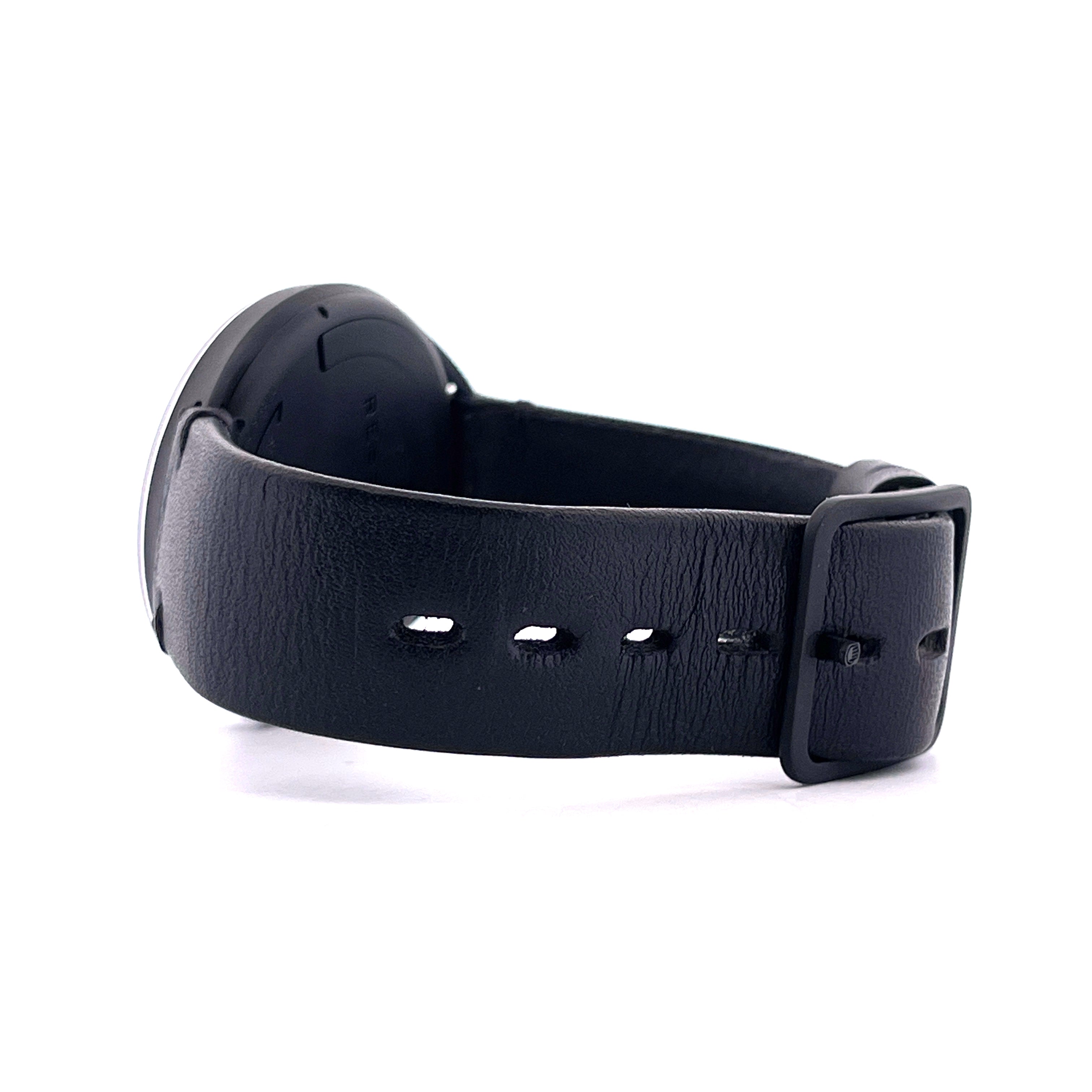 Seitenansicht des schwarzen Lederarmbands einer Ressence Type 1 ZZ Chronopassion mit Dornschließe