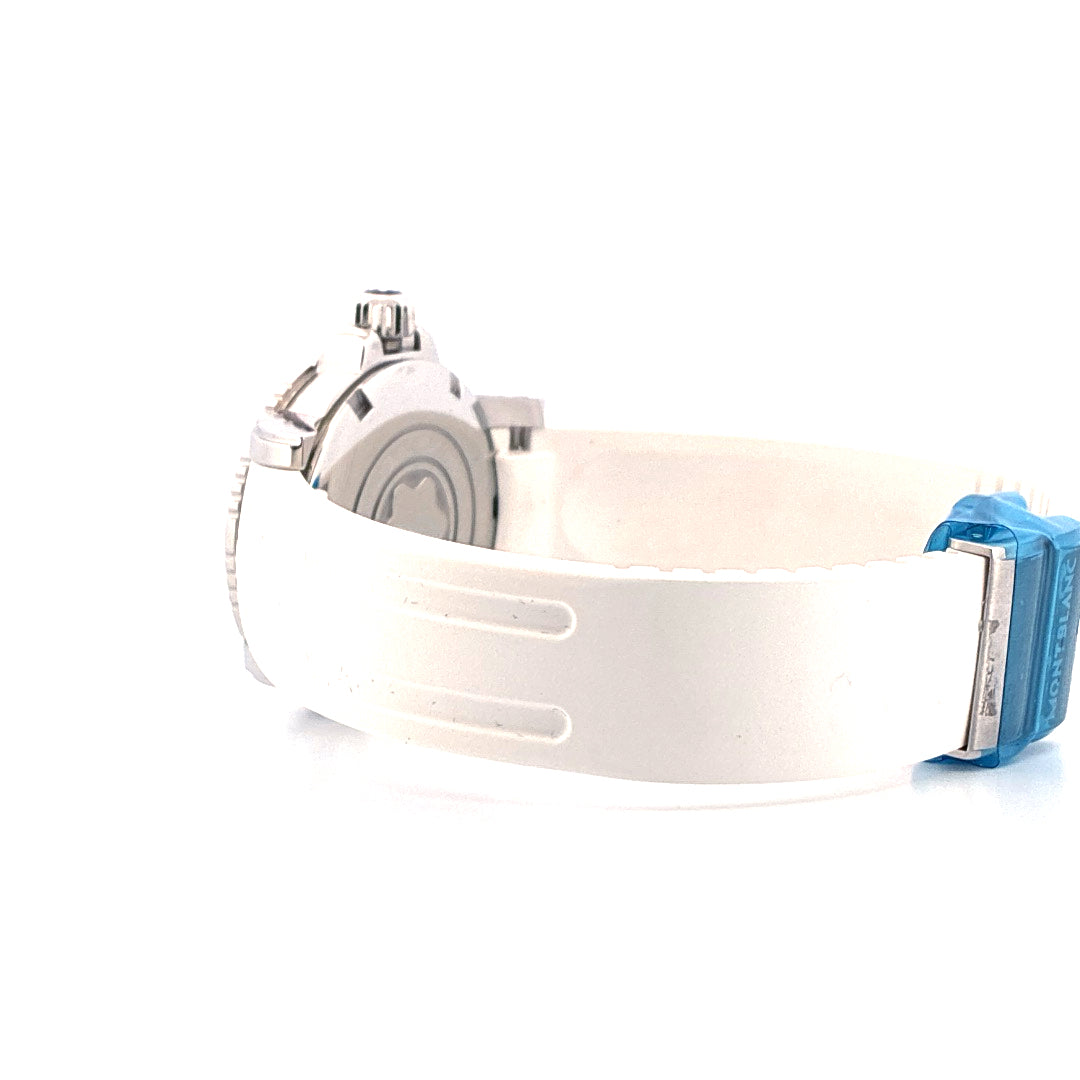 Montblanc Sport Lady 34mm Edelstahluhr mit weißem Kautschukarmband und blauer Schließe vor weißem Hintergrund