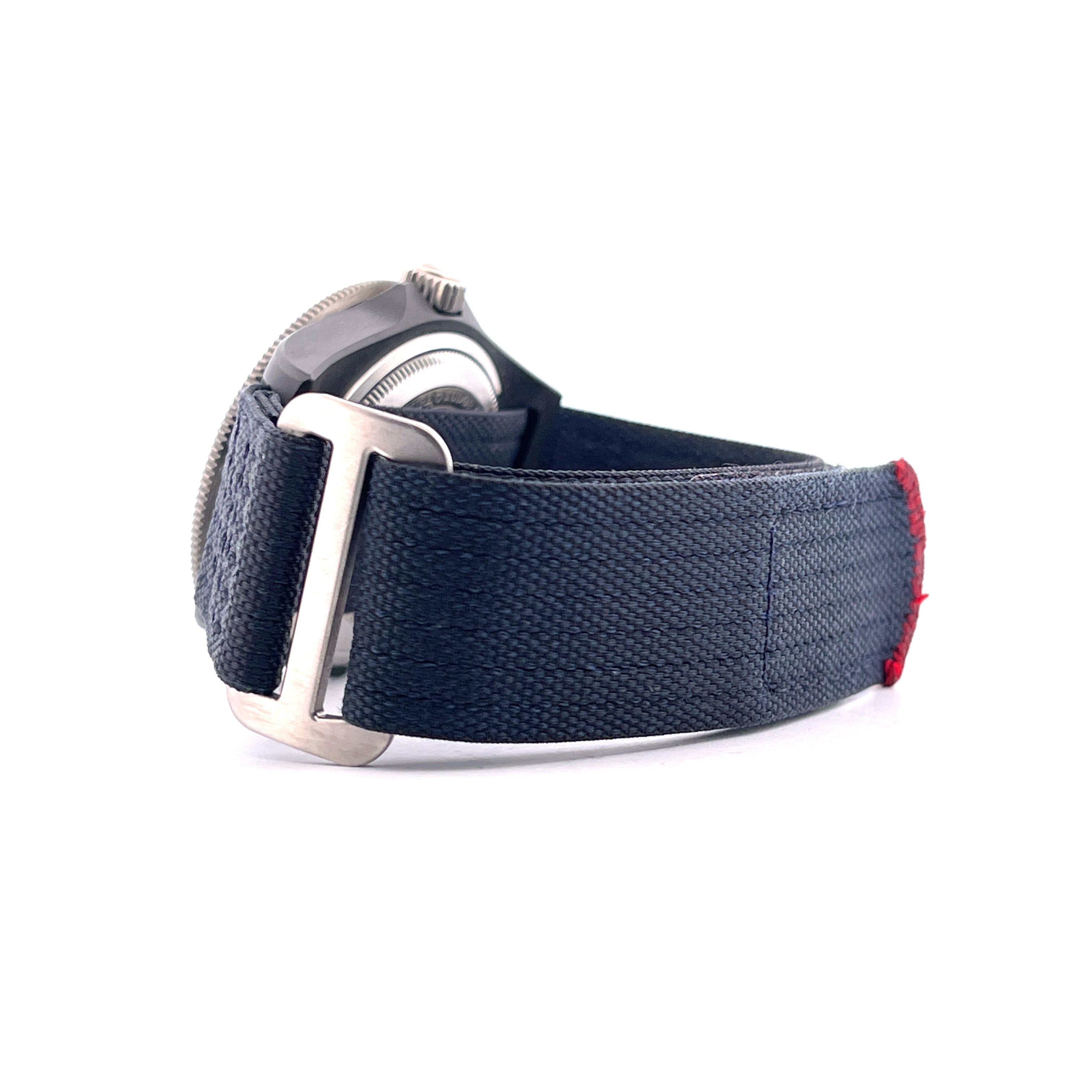 Seitenansicht einer Tudor Alinghi Red Bull Pelagos Fxd Racing Carbon mit blauem Stoffarmband
